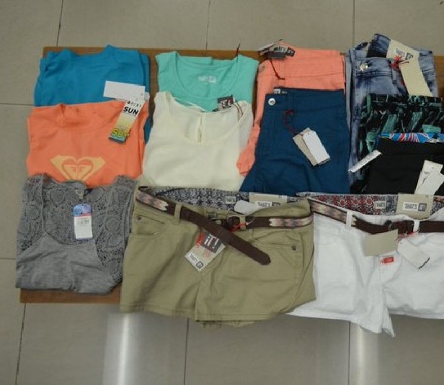 Acusan a mujer de hurtar ropa en una tienda