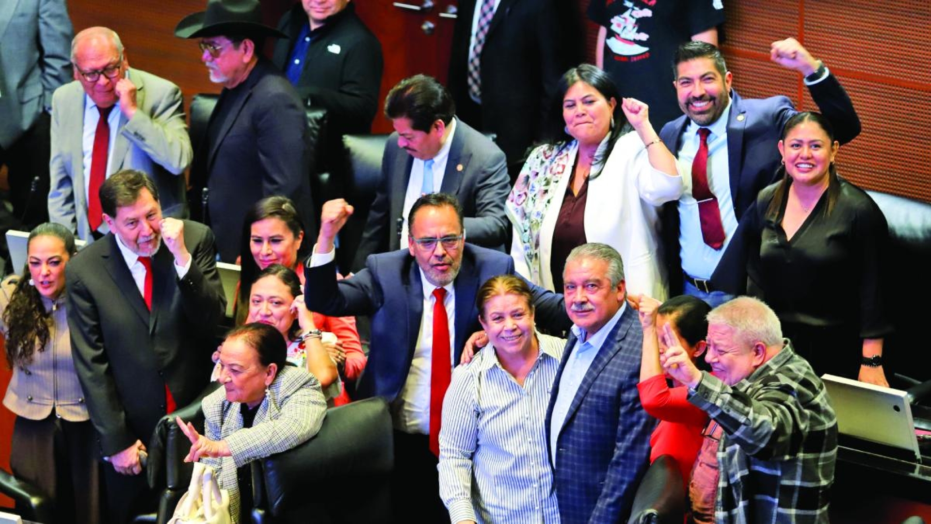 Asiste Grecia Quiroz al Senado; morenistas corean ‘Morón’