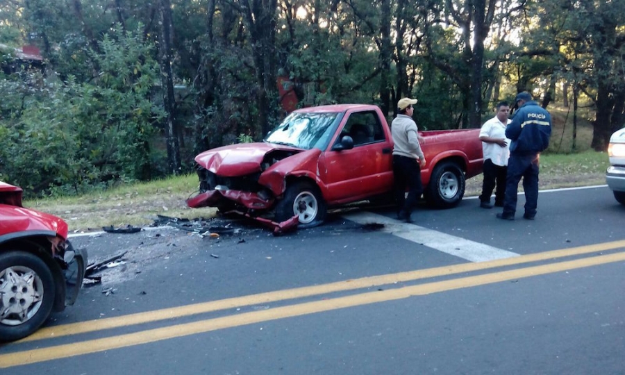 Chocó contra un auto al intentar rebasar por el carril contrario