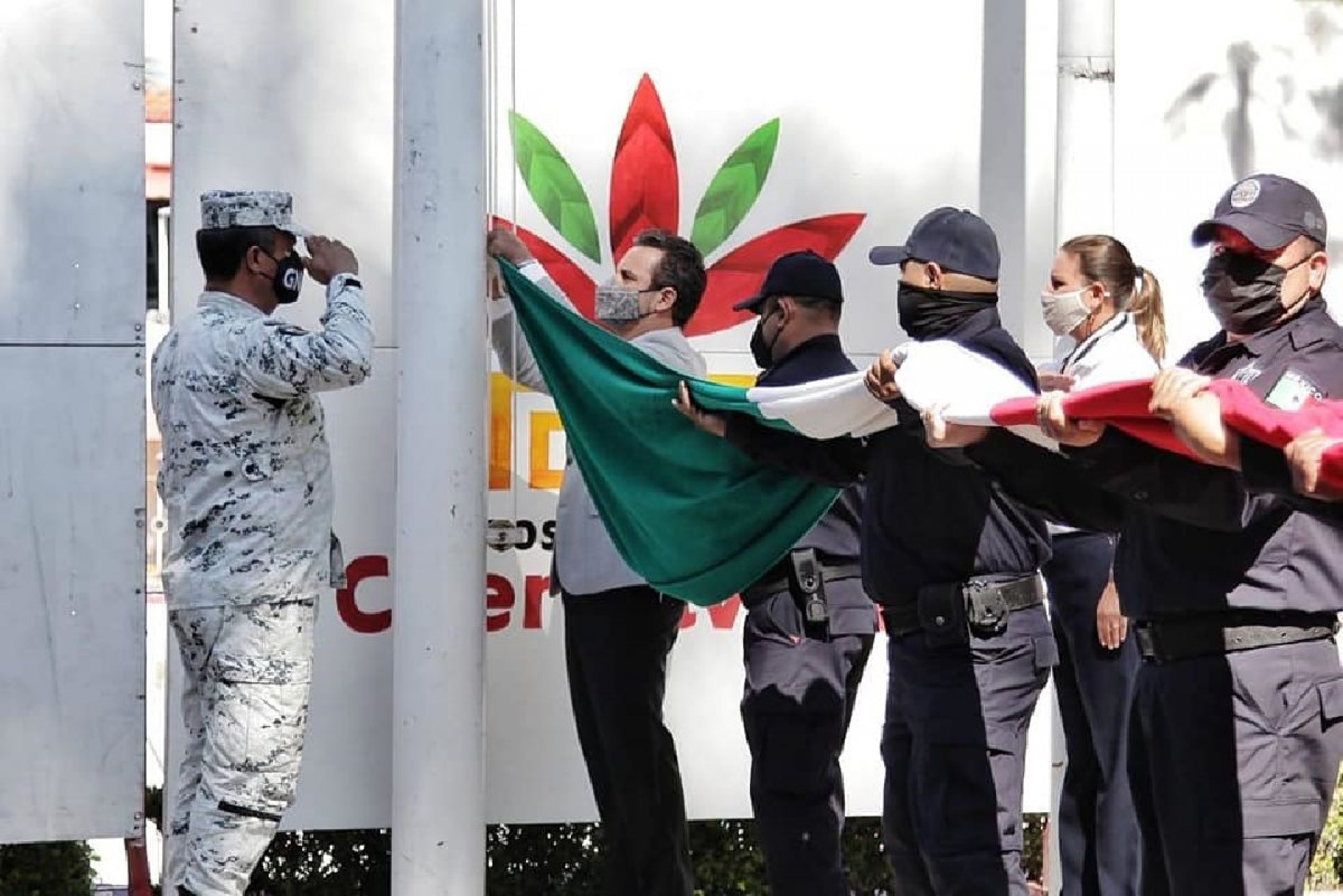 Encabeza Villalobos ceremonia cívica de izamiento de bandera