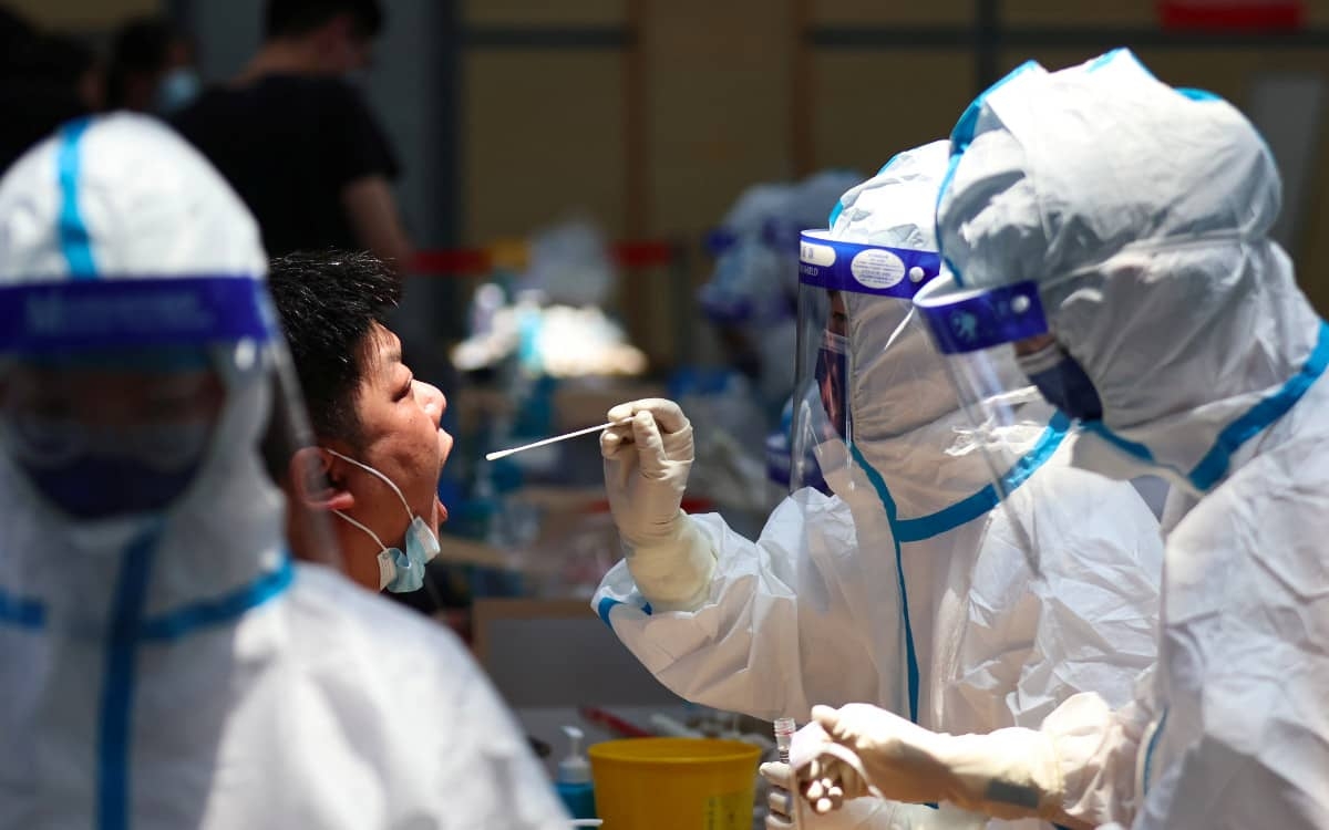 China castiga a funcionarios por brote de variante Delta