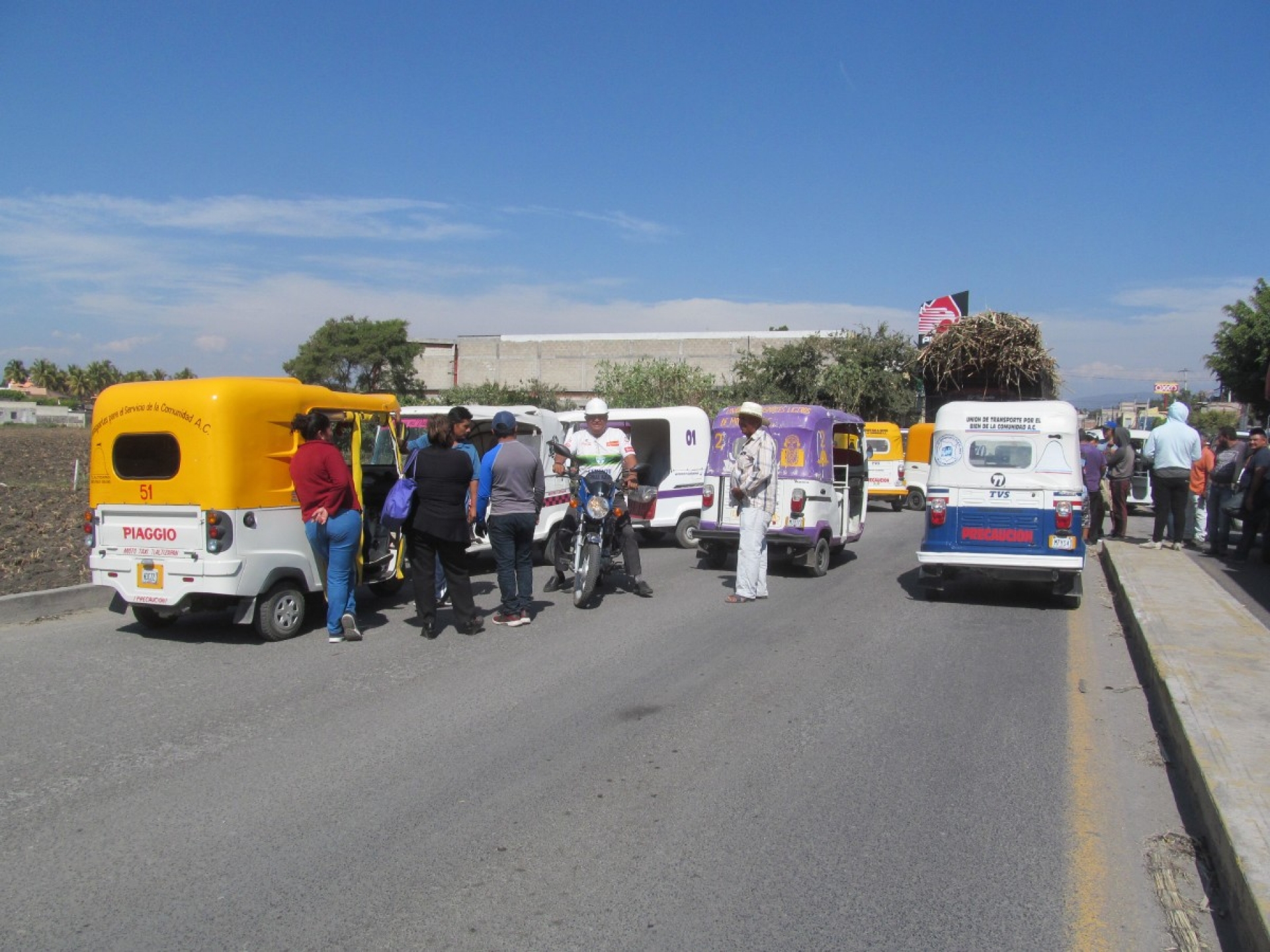 Advierten transportistas que no permitirán que circulen mototaxis en Zacatepec