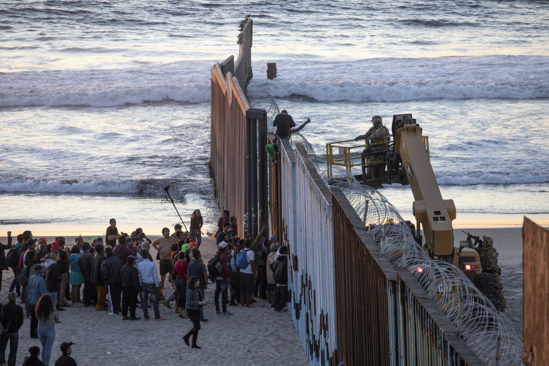 Europa estudia asistir a migrantes en frontera México-EU