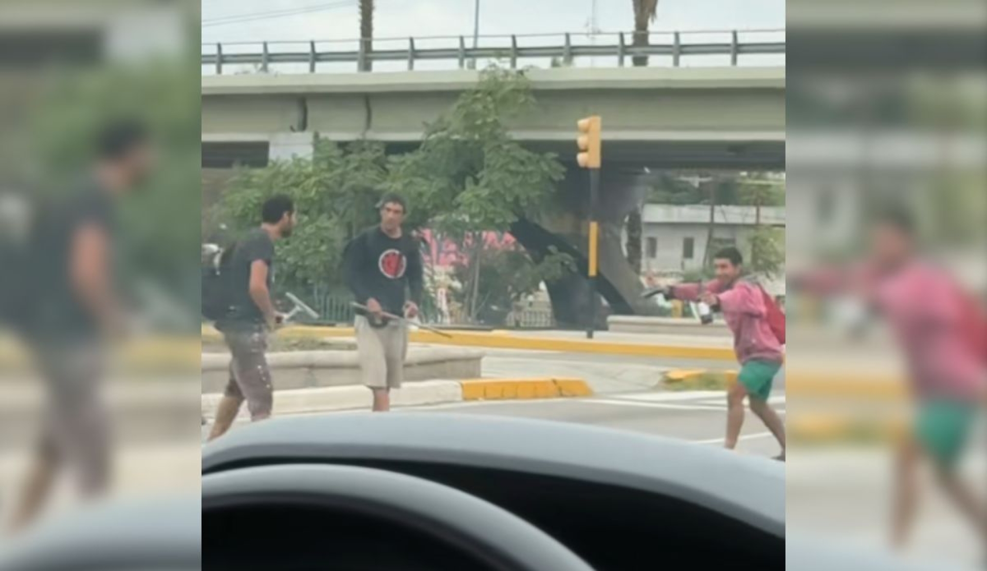 Pelea inusual entre tragafuegos y limpiavidrios se vuelve viral en internet