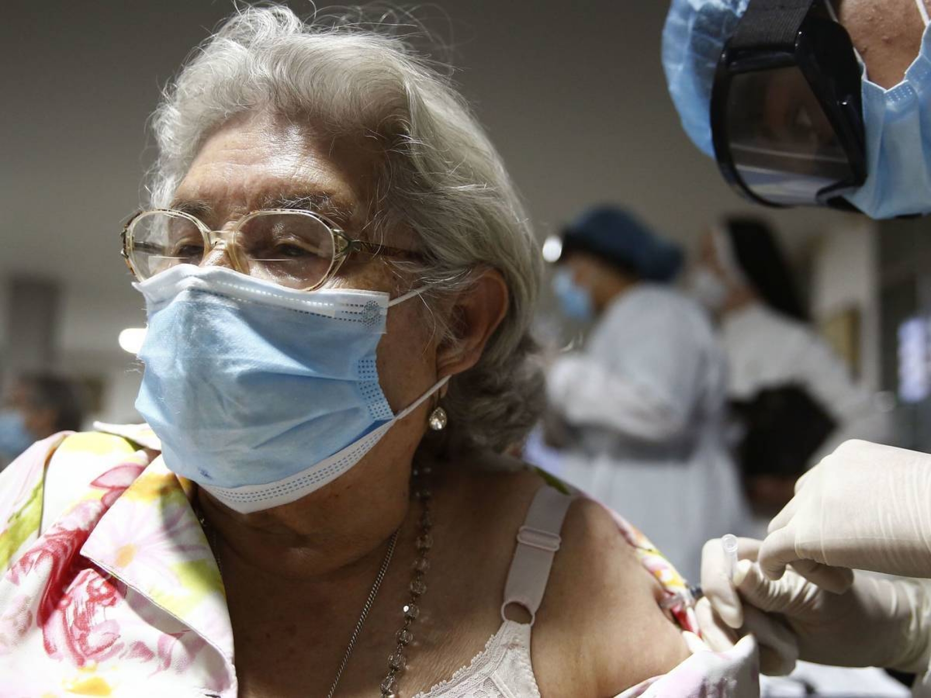 Pfizer y BioNTech estudiarán una tercera dosis de refuerzo contra las nuevas variantes