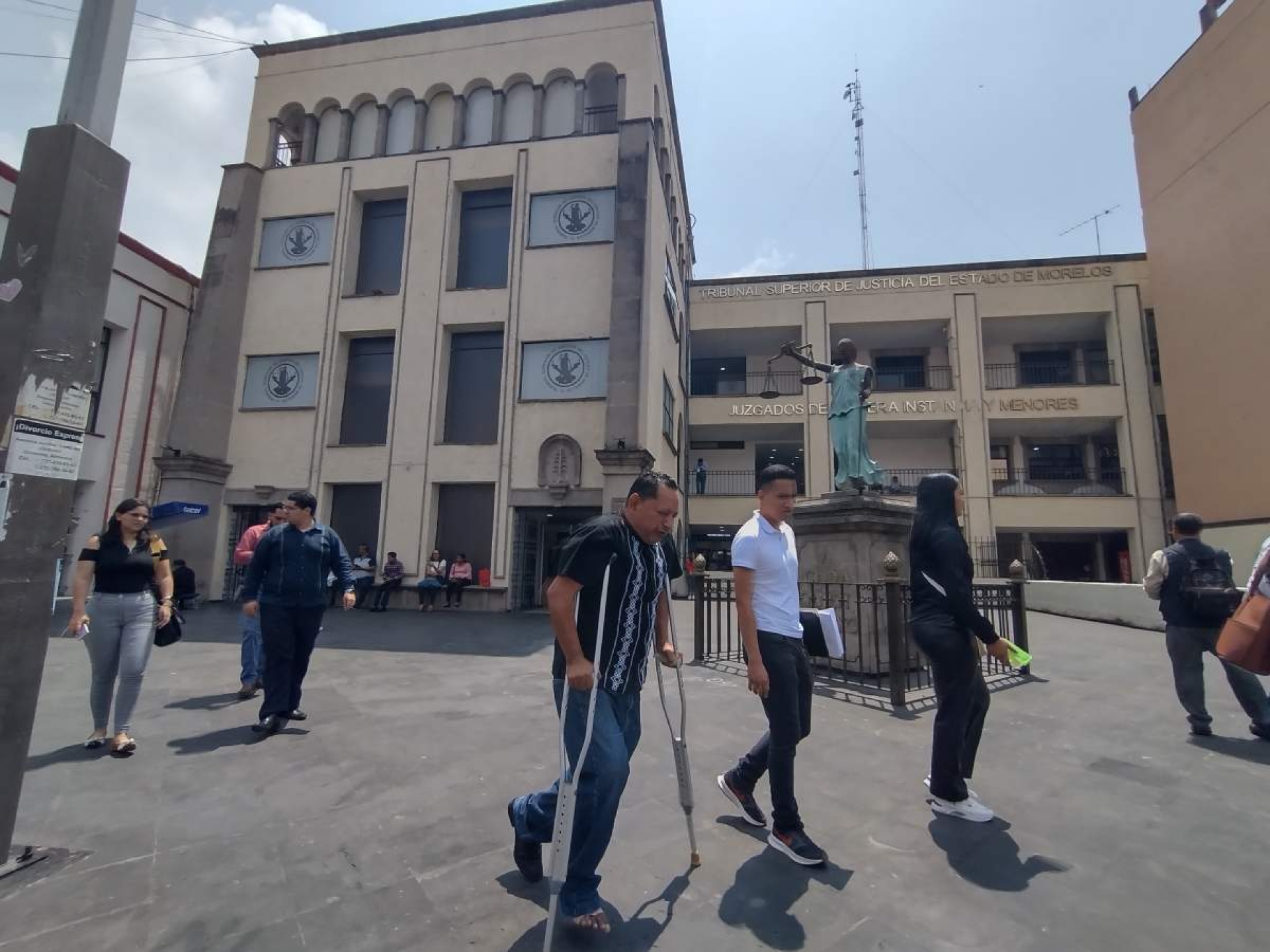 Magistrados se hacen traje a la medida para retiro