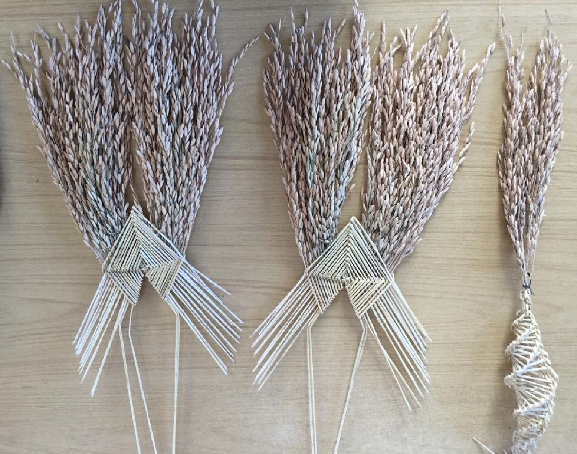 Palomas, cocoles y caracoles, artesanías hechas con espigas de arroz