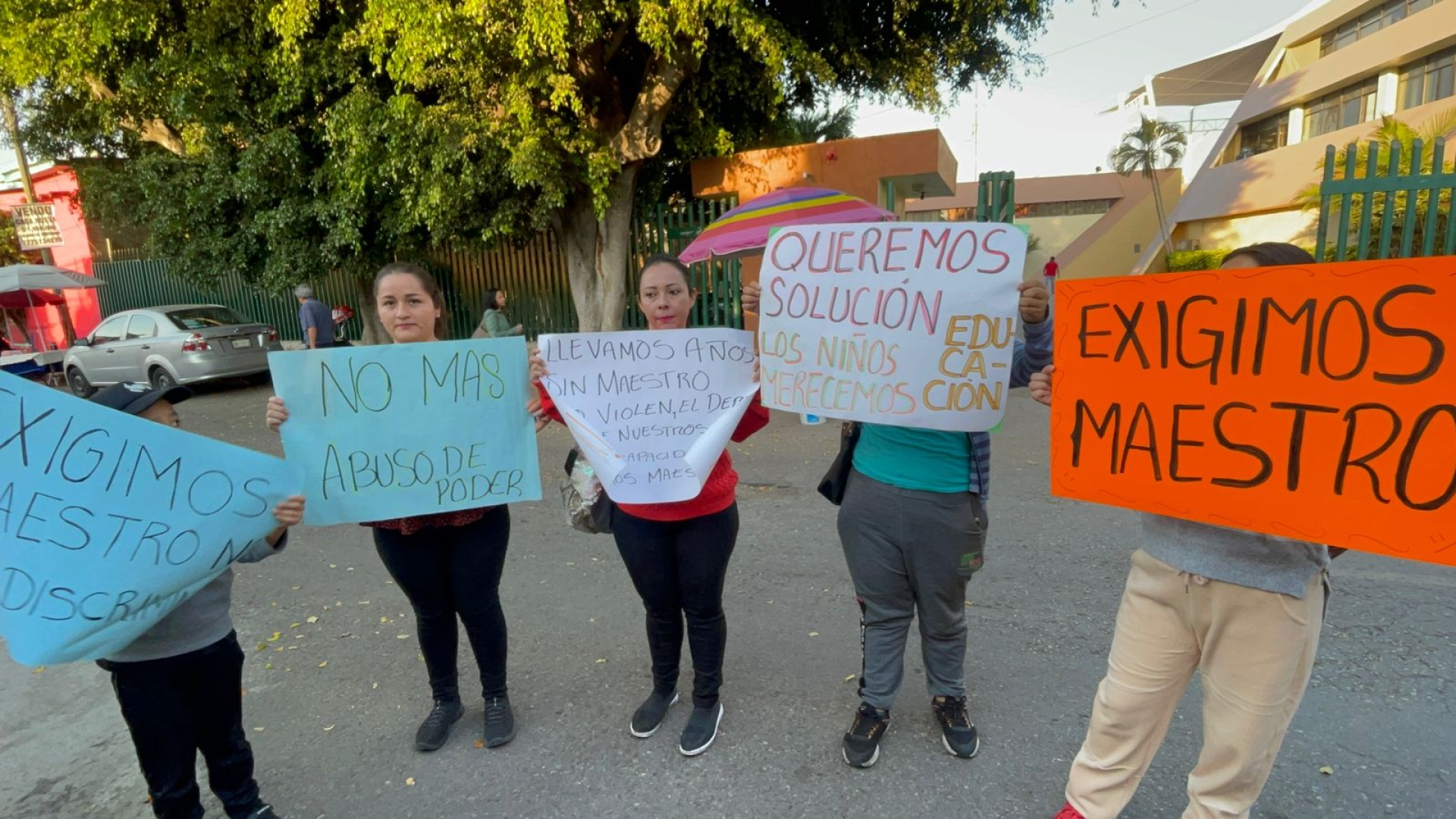 Se manifiestan madres de familia de la escuela 'Vicente Guerrero' en el IEBEM