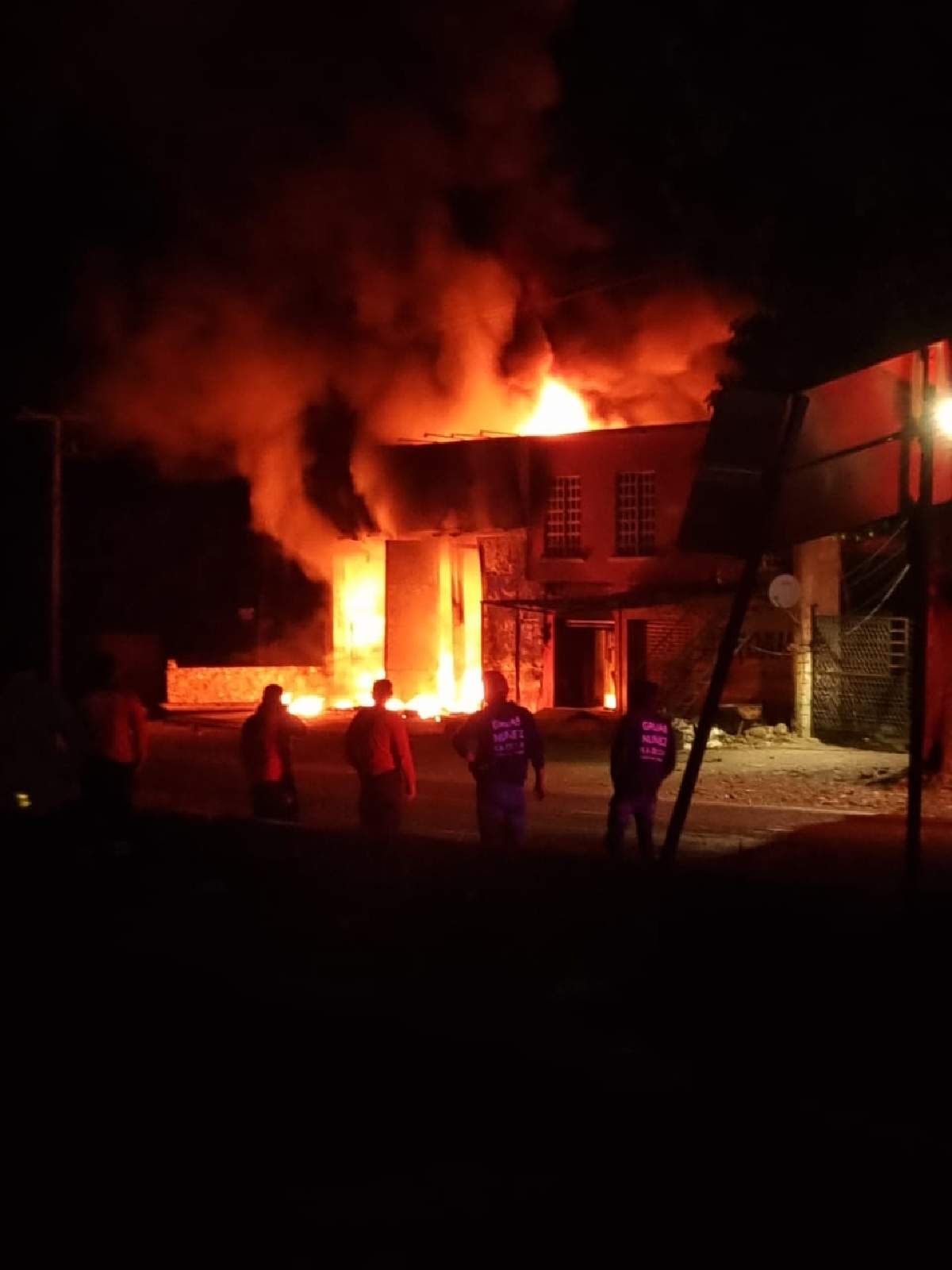 Se incendia llantera en Puente de Ixtla