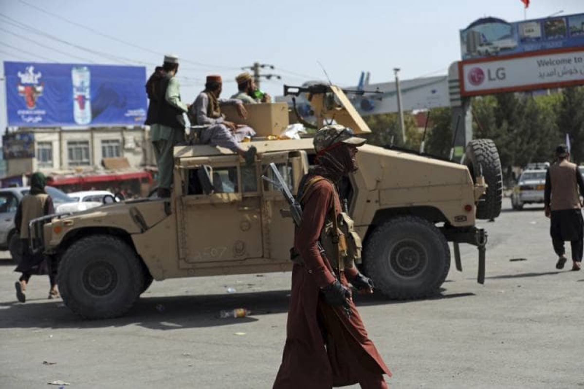 El "regalo" de Estados Unidos a los talibanes: aviones y helicópteros de millones de dólares