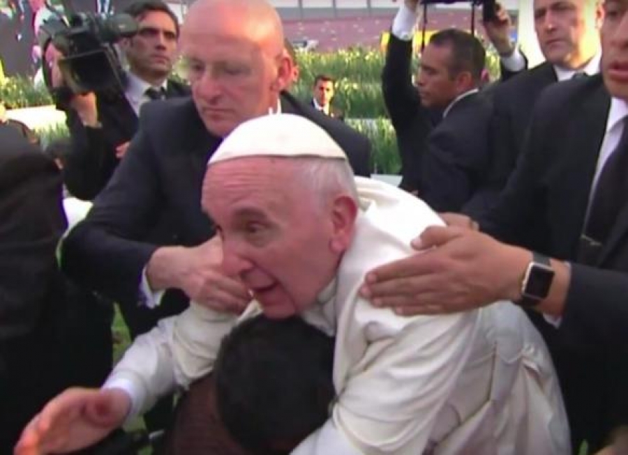 El Papa se molesta luego de ser jaloneado y casi derribado en estadio de Morelia