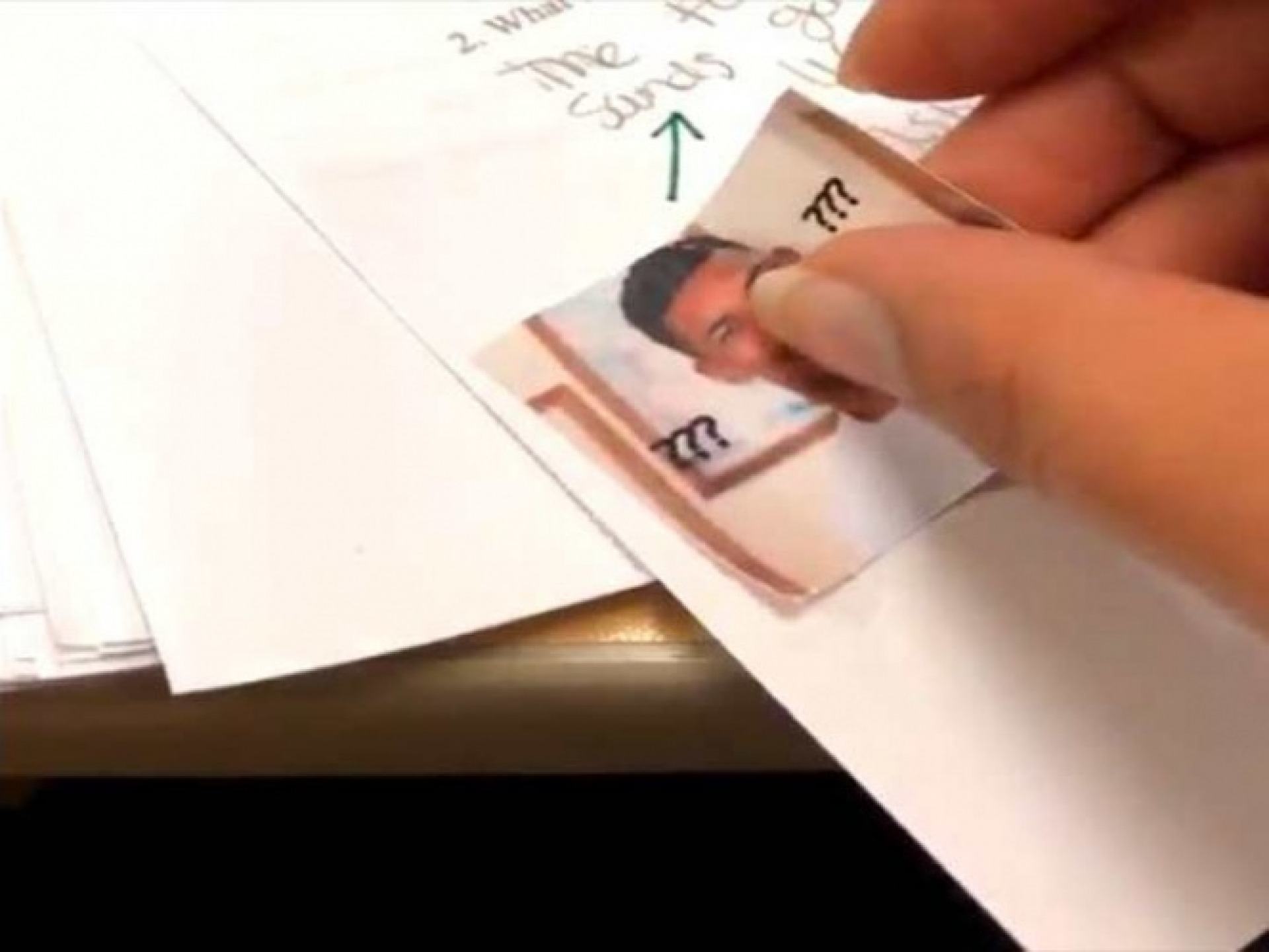 Maestra califica las tareas de sus alumnos con memes