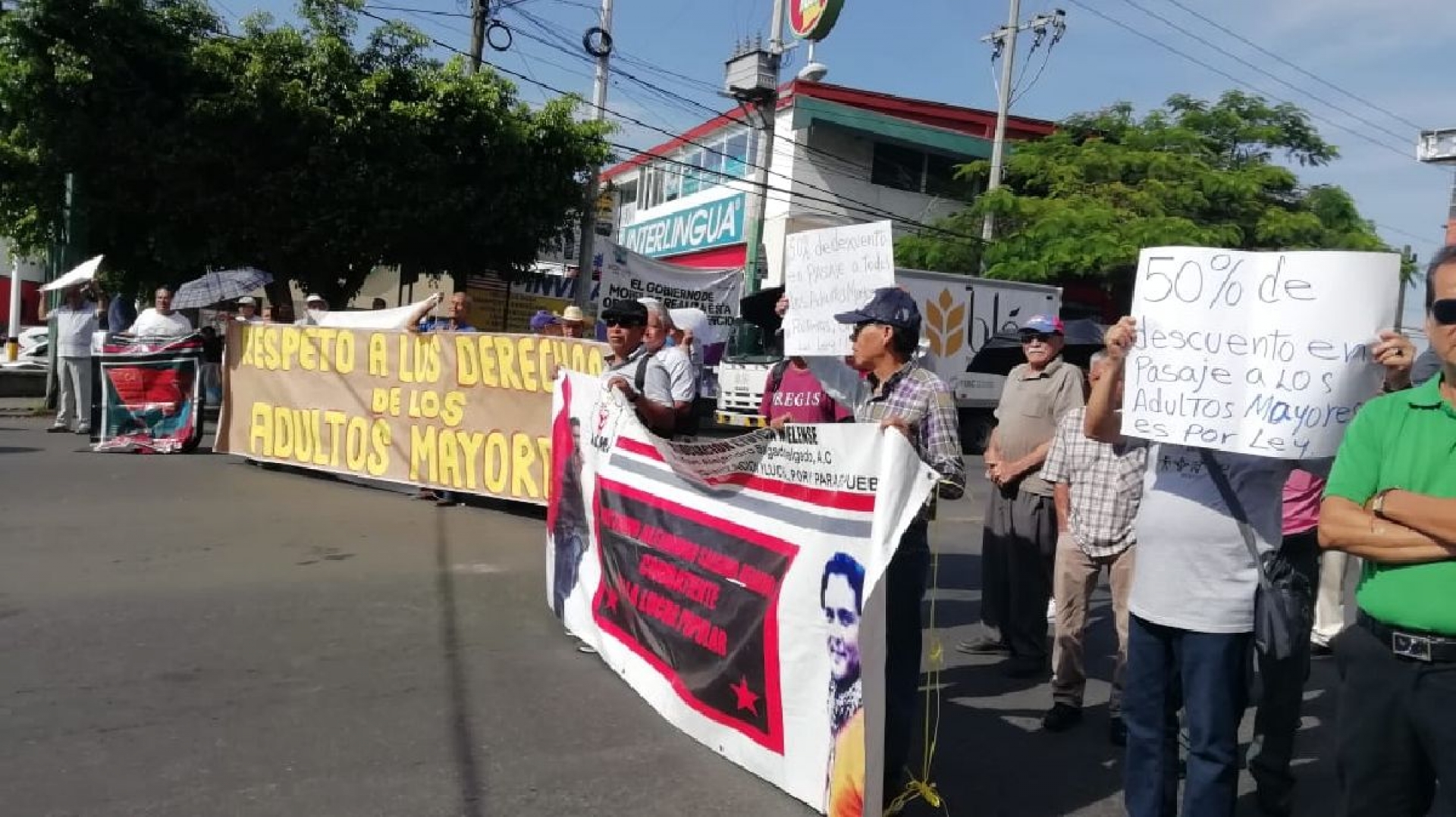 Cierran calles para exigir descuentos en rutas