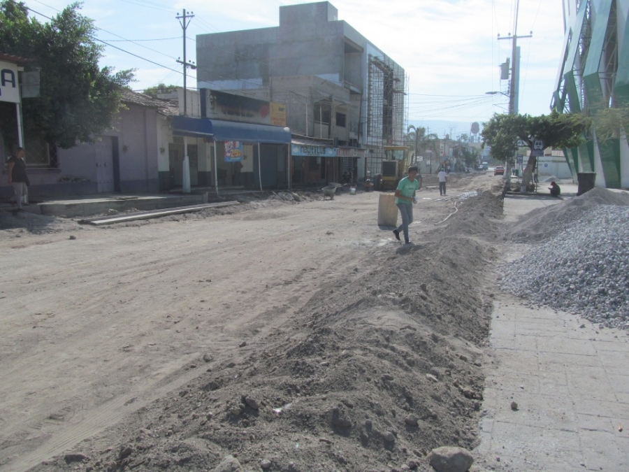Demandan cambio de drenaje en pavimentación de calle en Zacatepec