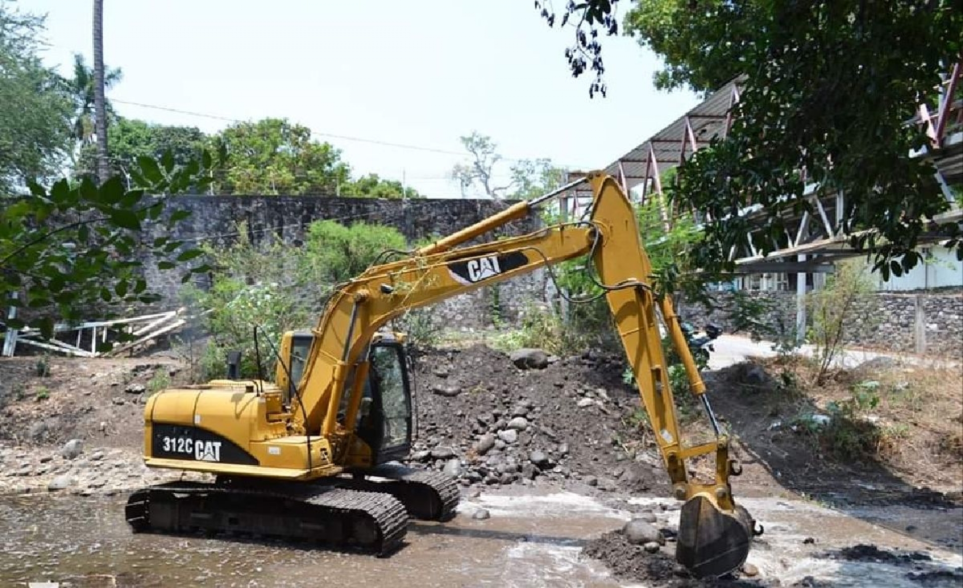 Desazolvan el río Tembembe en Miacatlán
