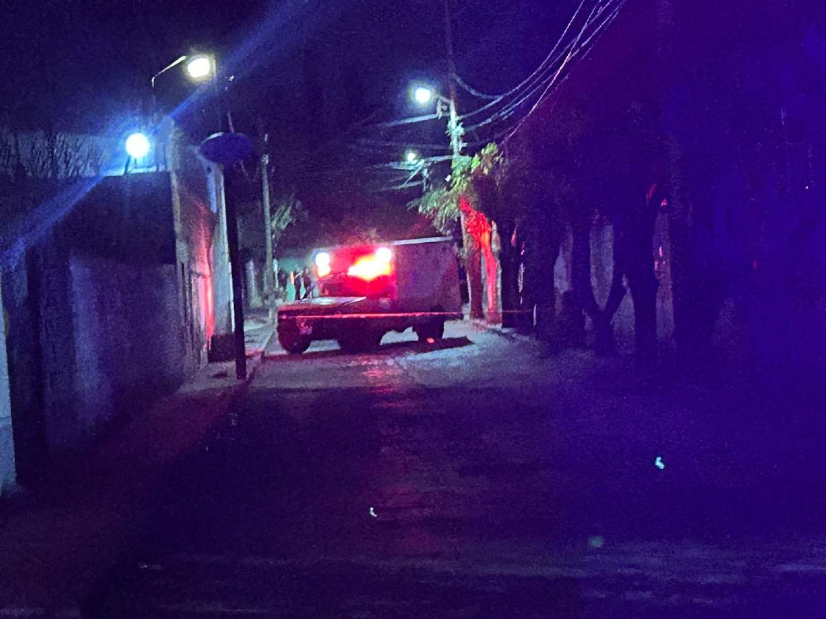 Dejan a un hombre muerto afuera de una casa