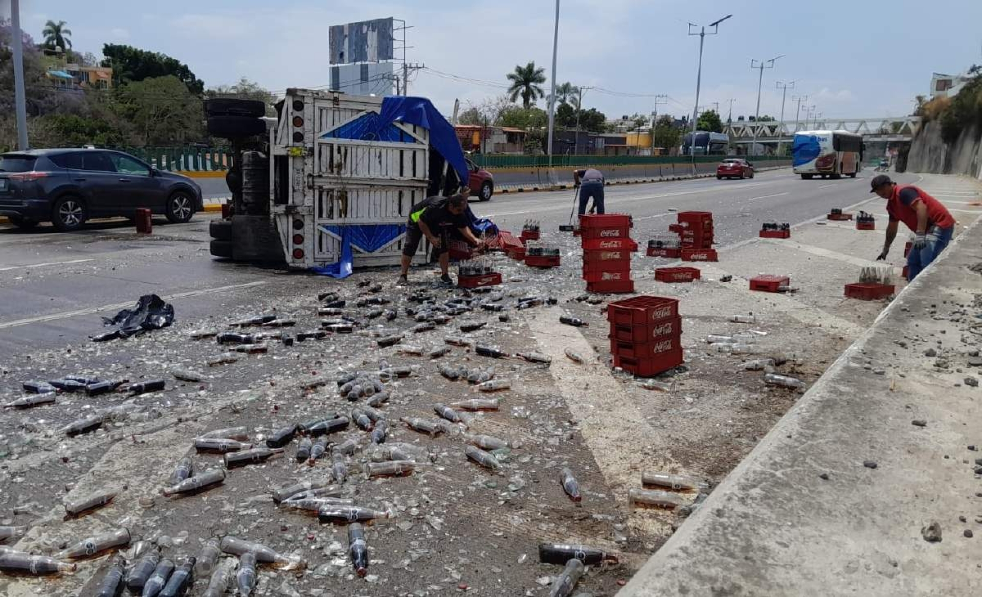 Vuelca una camioneta sobre el Paso Exprés