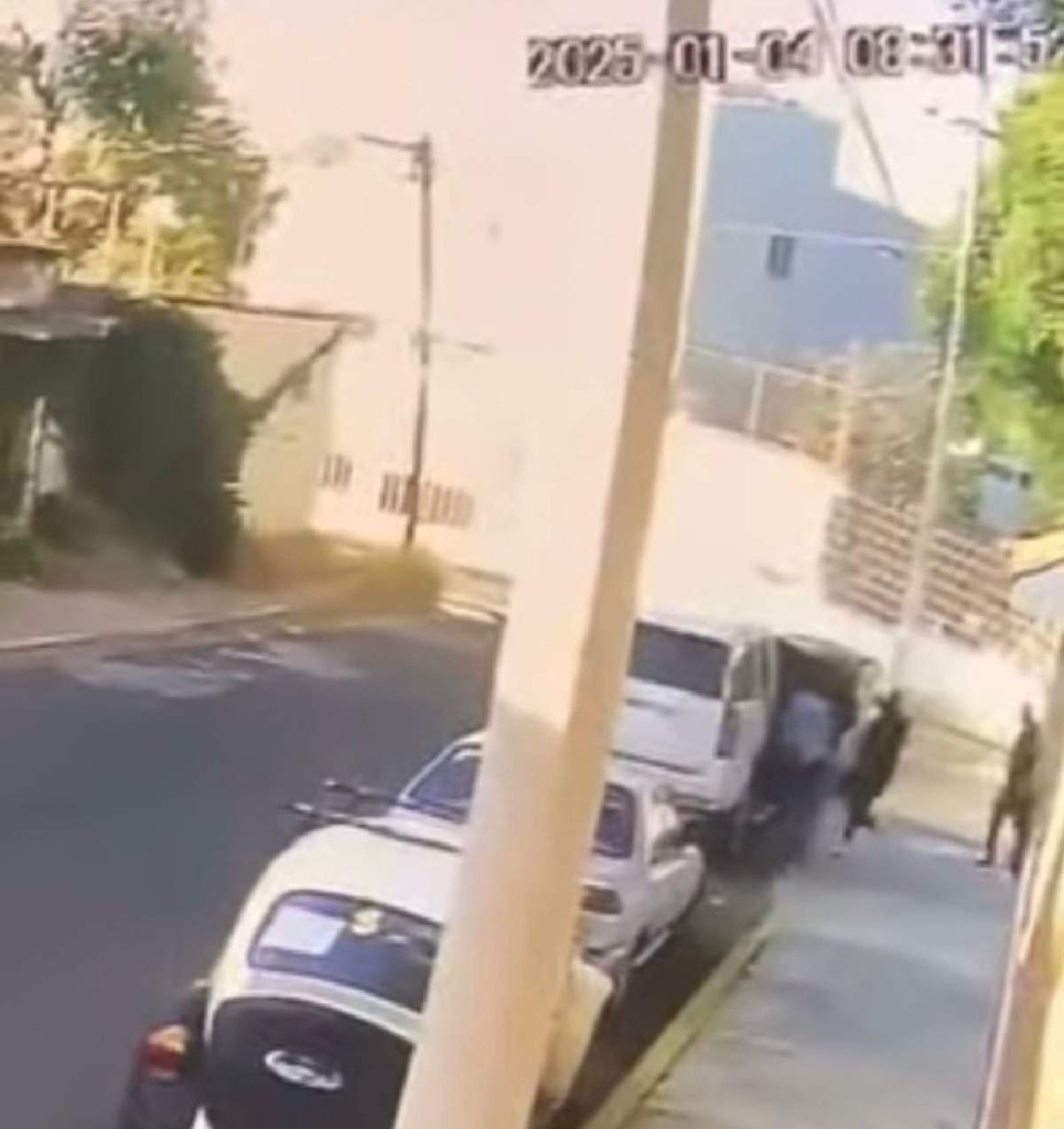 Irrumpen en clínica y sacan a un hombre