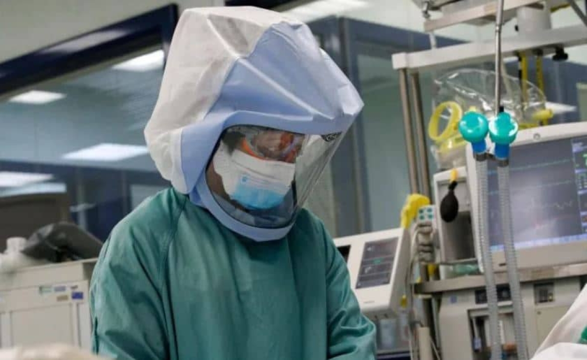 Hospitales de Estados Unidos permiten laborar a personal contagiado