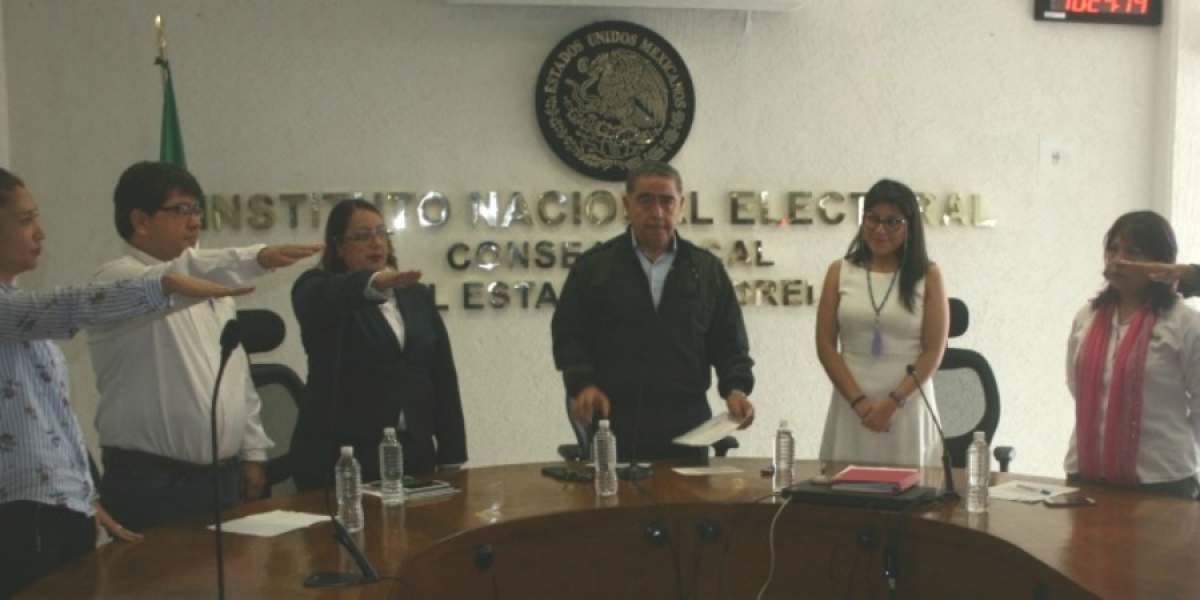 Toman protesta a nuevos funcionarios del INE