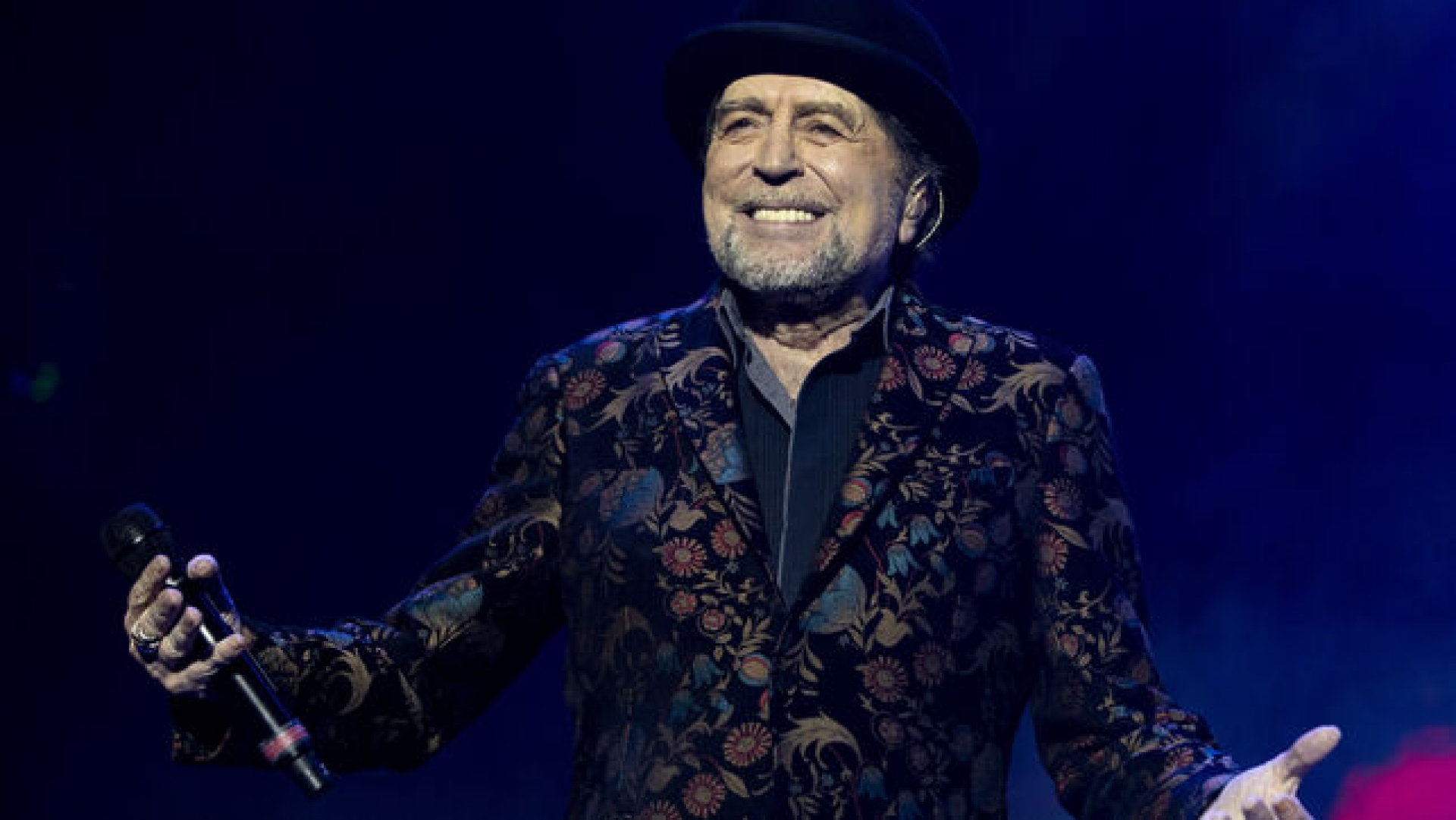 Joaquín Sabina despierta y quiere fumar