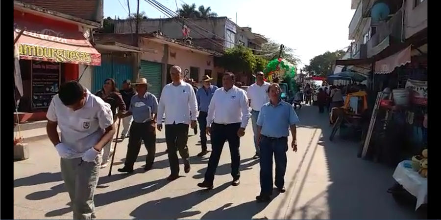 Autoridades civiles y alumnos realizan caminata en Xoxocotla, en el marco de la FLLI