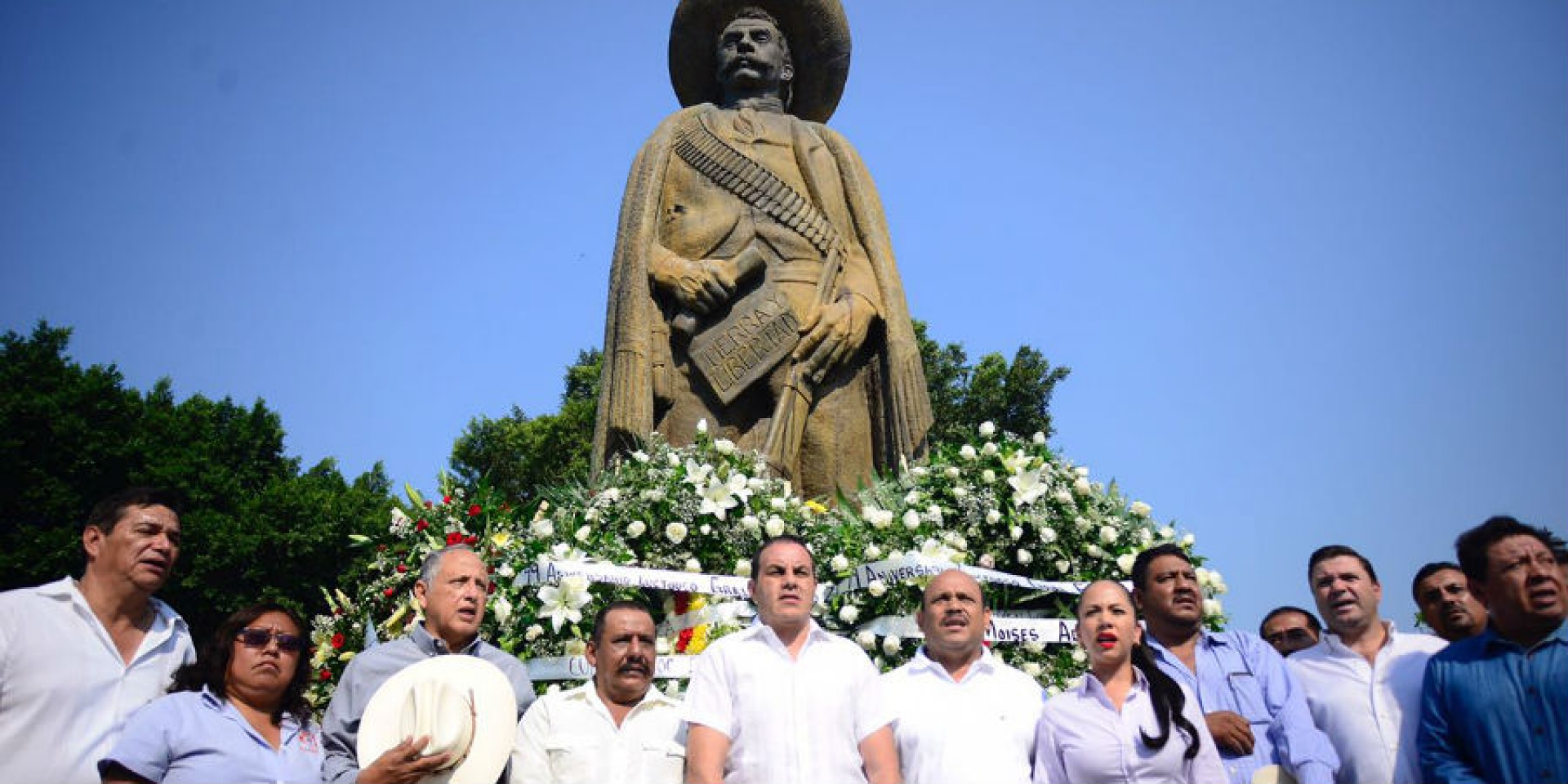 Monta guardia de honor candidato a gobernador de Morena-PT-PES frente a estatua de Zapata