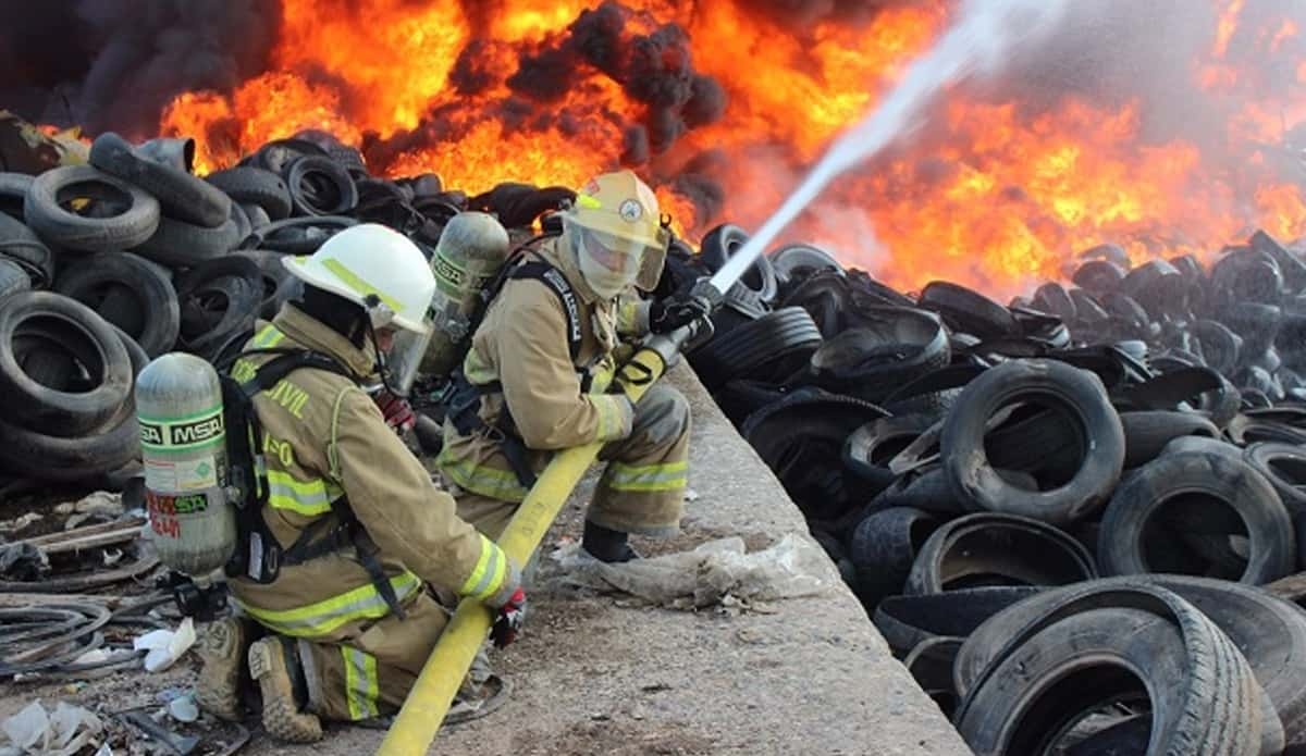 Sofocan incendio provocado en un depósito de llantas