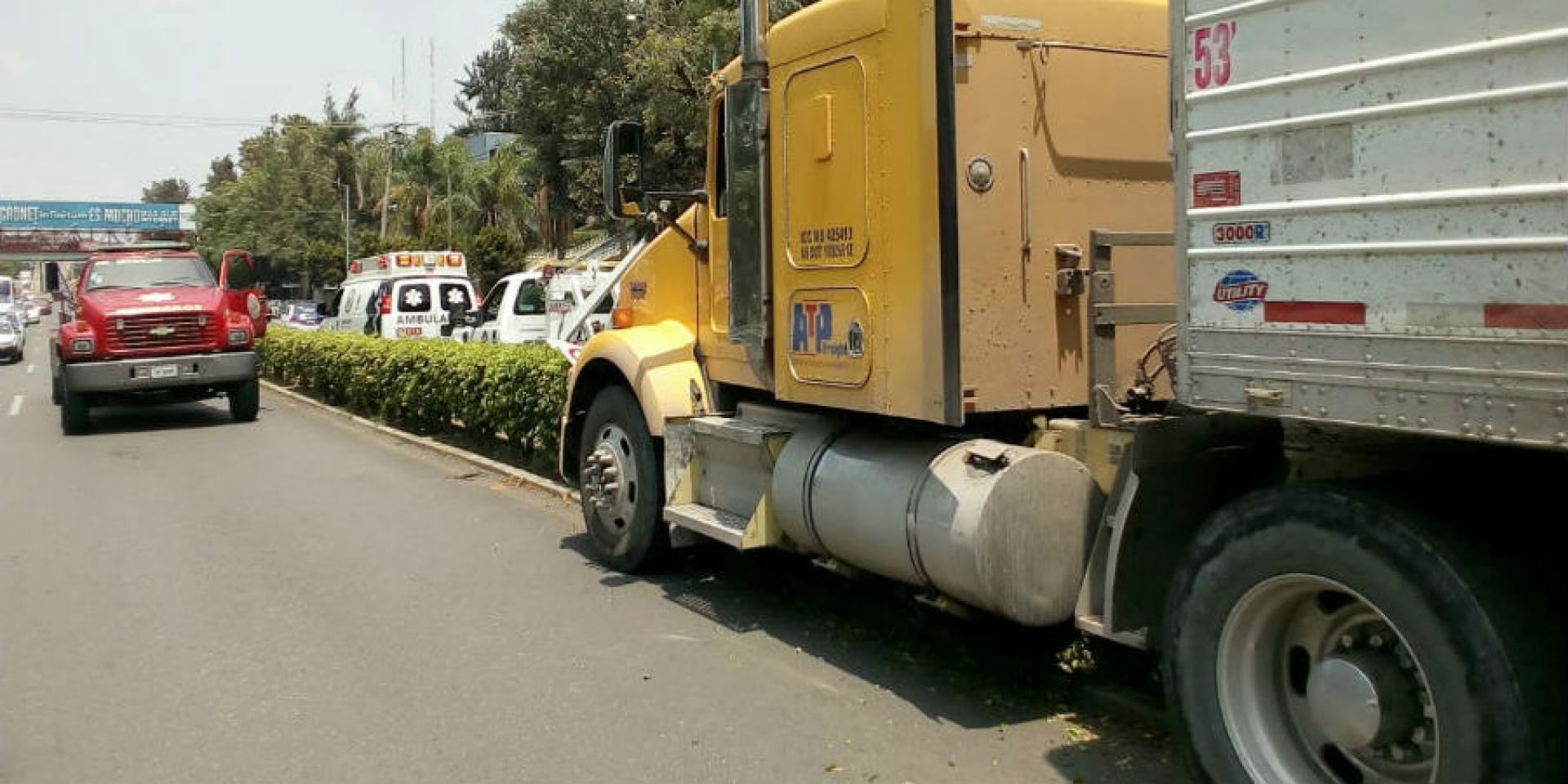 Bomberos atienden derrame de combustible de tráiler en Buena Vista