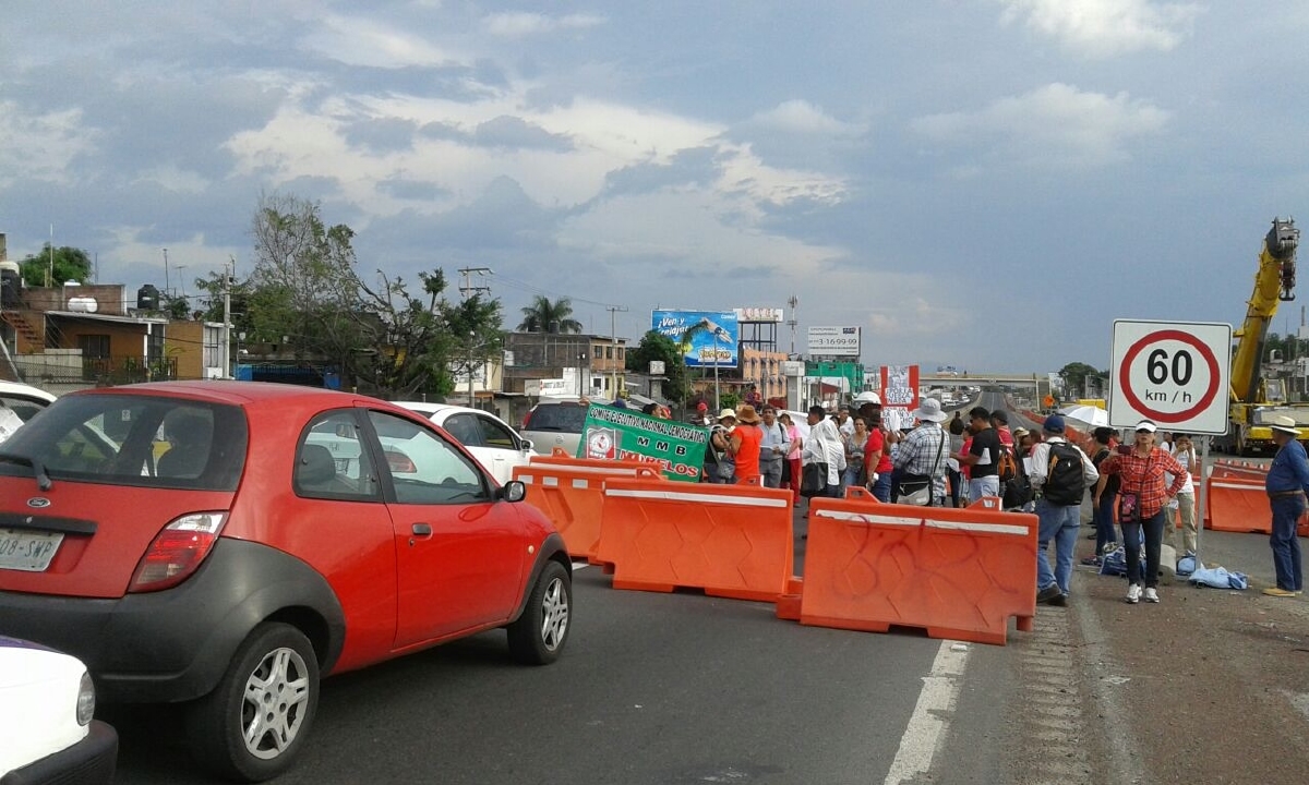 Profesores cerraron la autopista en protesta contra la reforma educativa