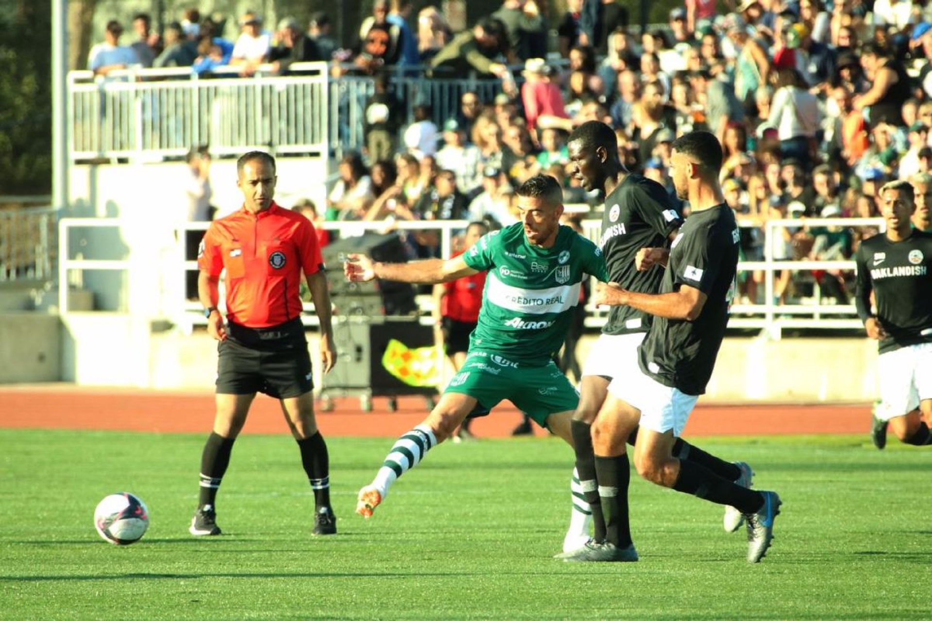 Oakland se pinta de  verde y blanco