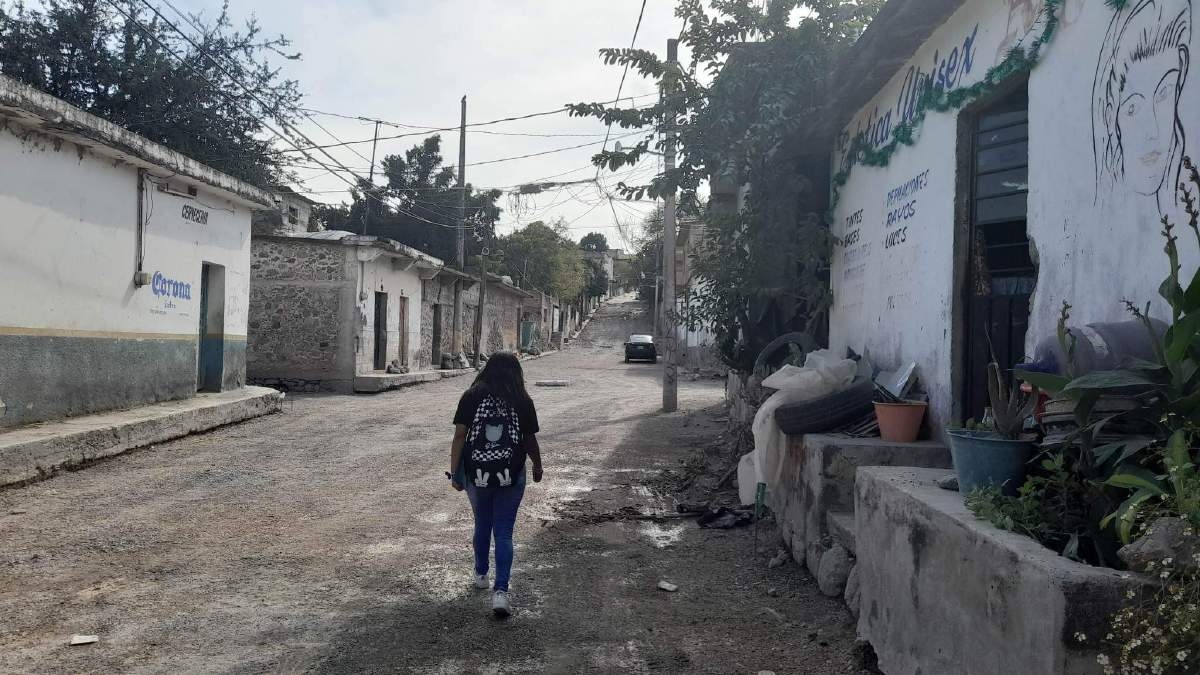 Se quejan por una calle con pavimento sin terminar