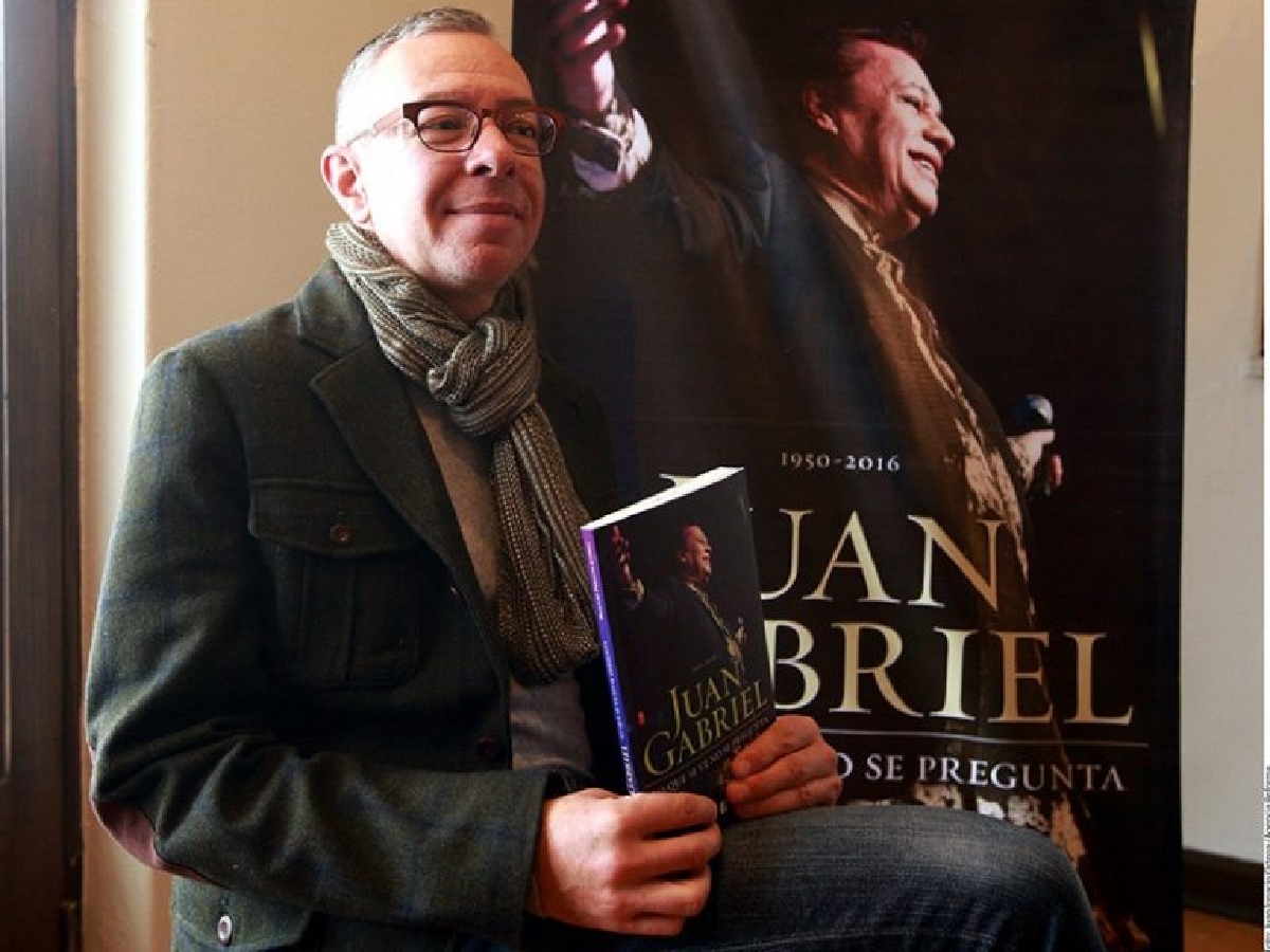 Presentan libro de Juan Gabriel que compila textos de varios autores