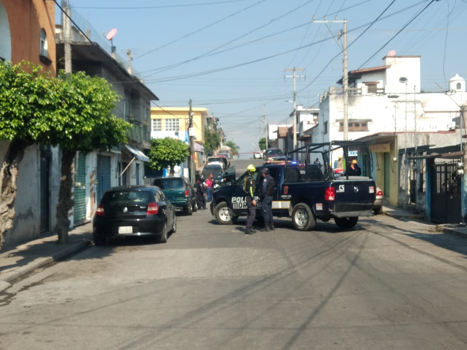 Grupo armado quema tres vehículos y efectúa disparos en Atlacomulco, en Jiutepec