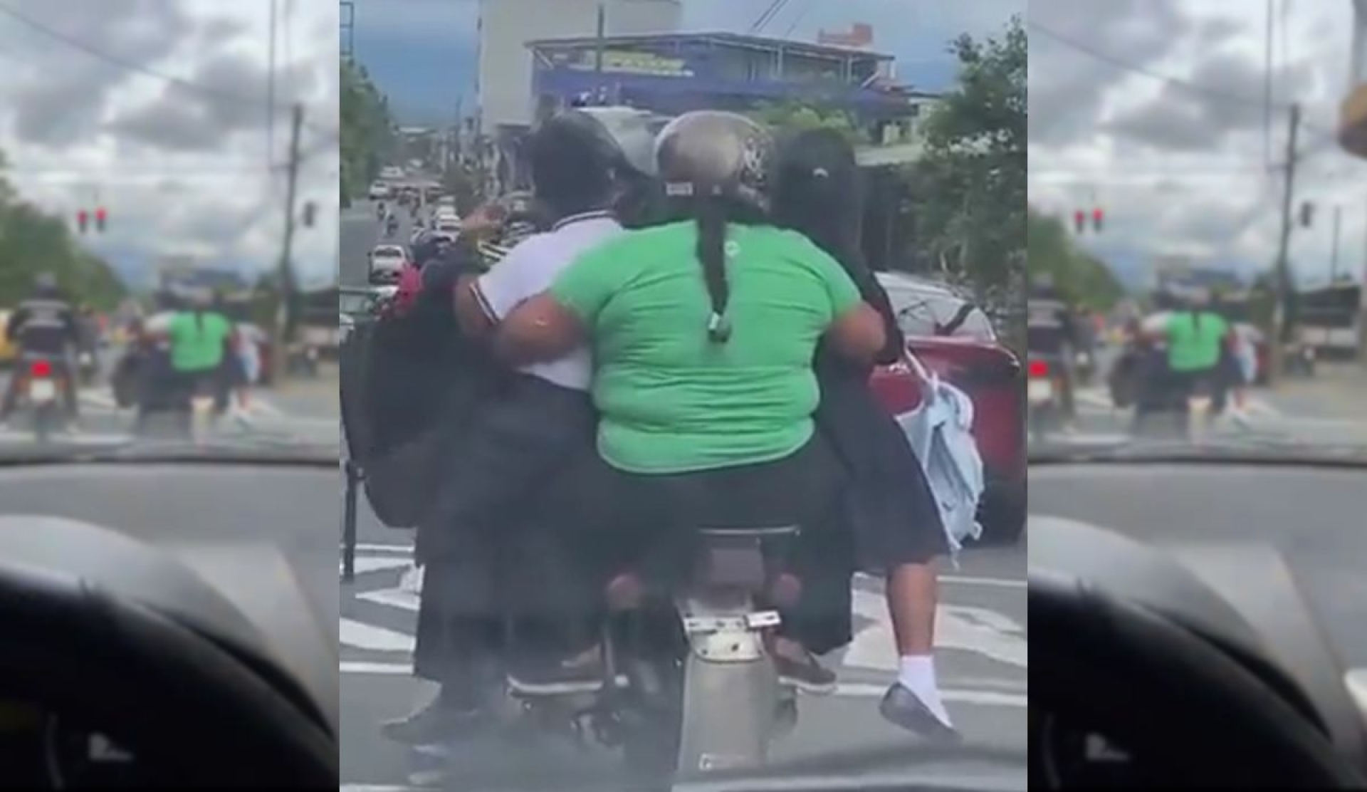 Captan a motociclista trasladando a su familia sin cascos ni medidas de seguridad