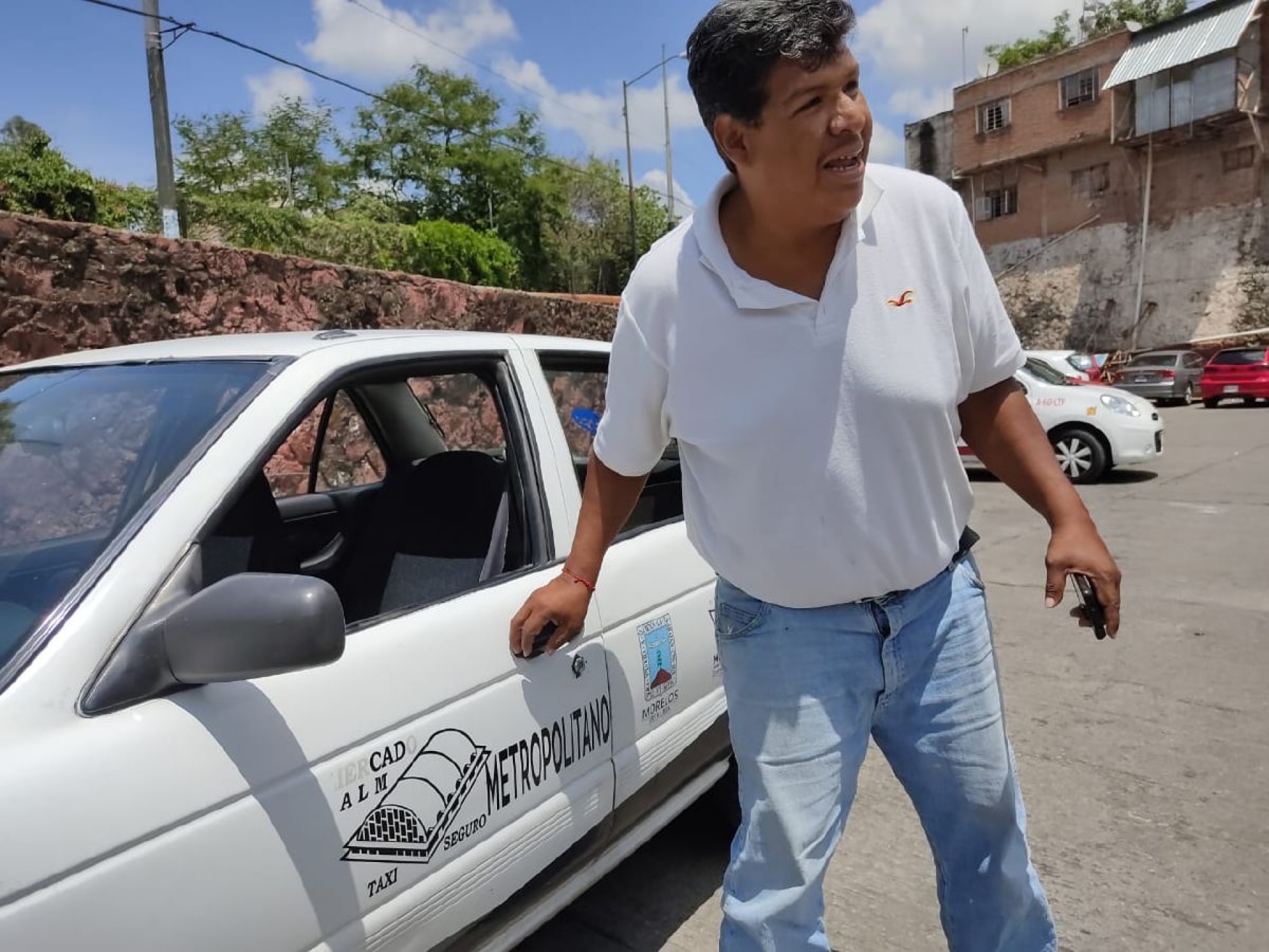 Niega servicio de taxi a usuarios que no usan cubrebocas