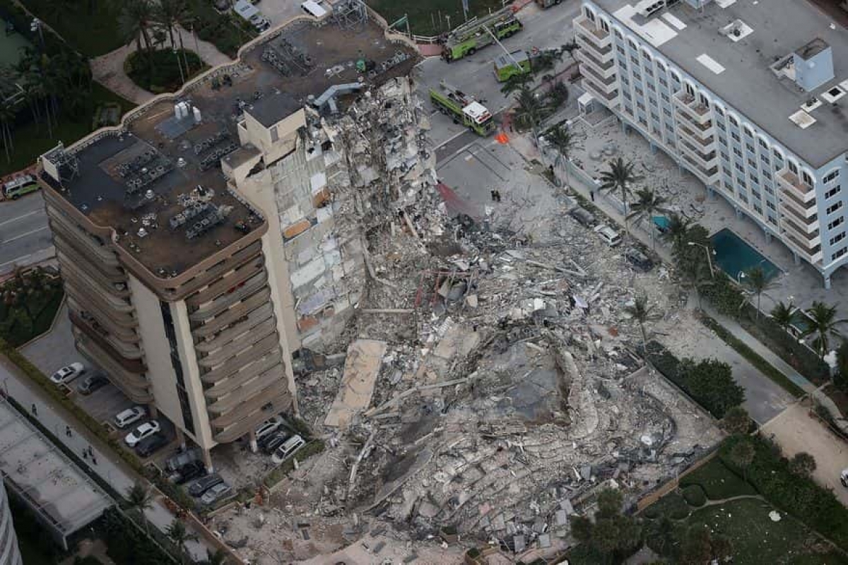 Se derrumba edificio en Florida; hay al menos un muerto