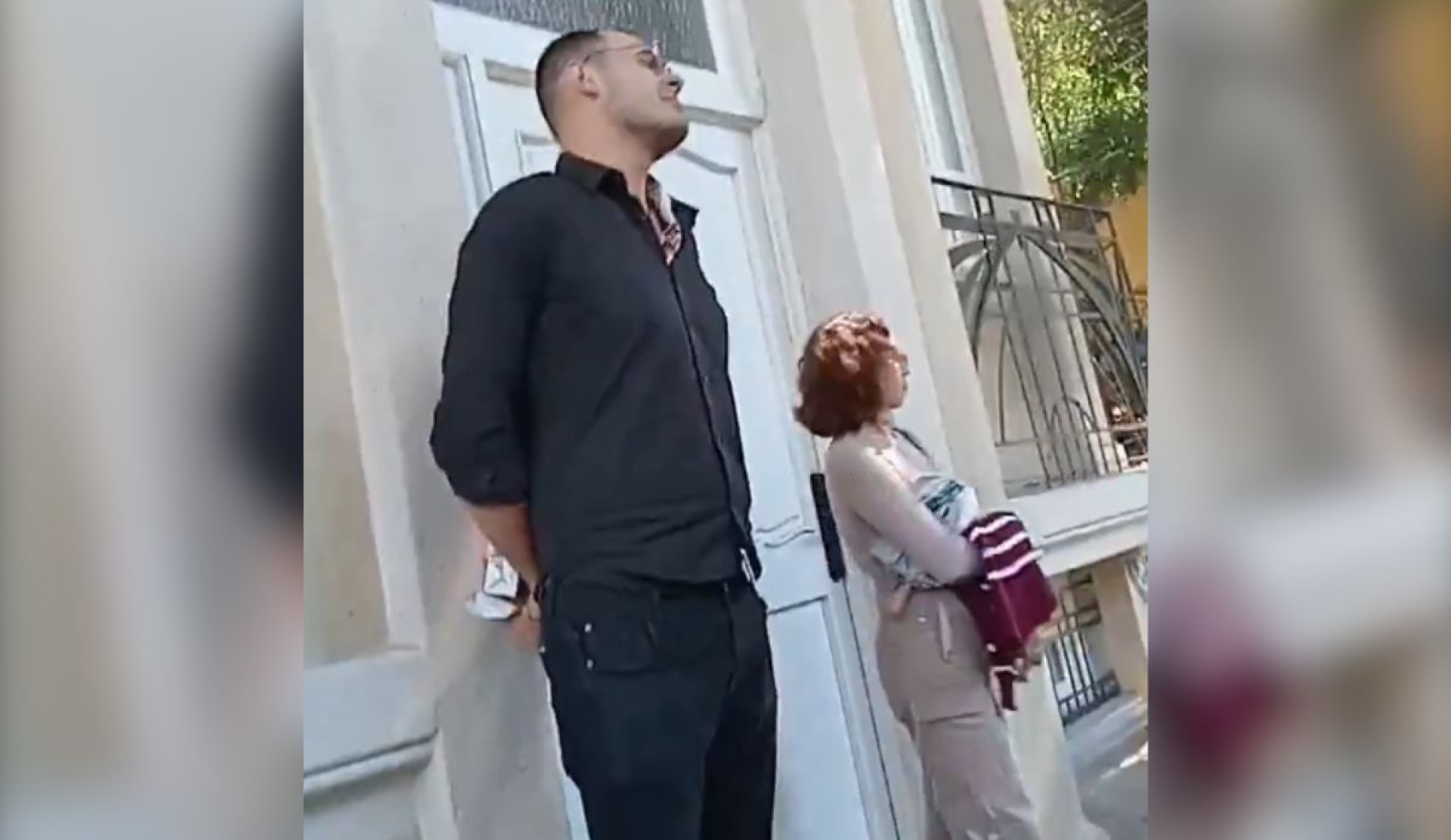 'No pueden sentarse aquí': Empleado de café expulsan a adultos mayores de bancas públicas