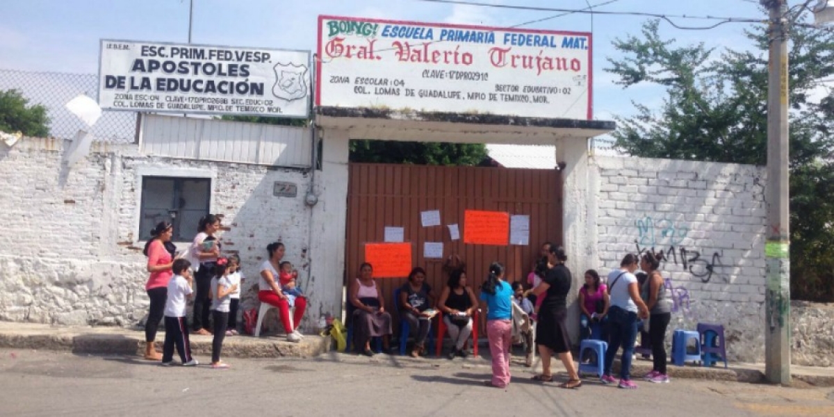 Protestan padres de familia y cierran primaria en Temixco