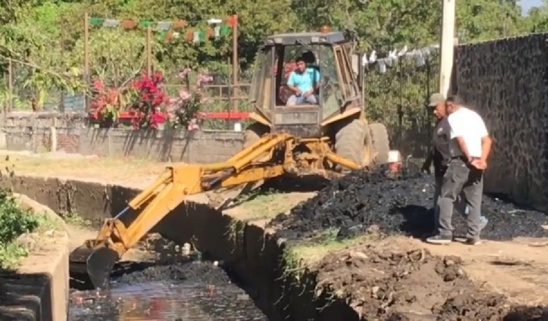 Agricultores limpian el canal de riego de Xoxocotla