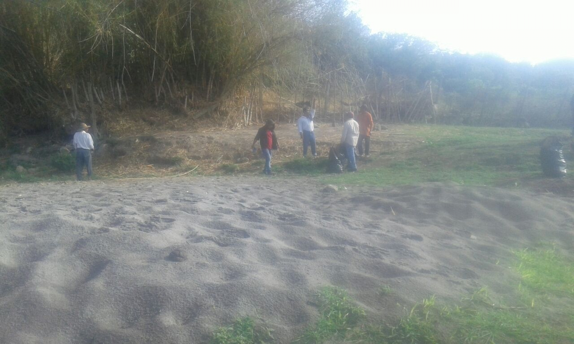 Limpian pescadores las barrancas y orillas de los dos embalses de Miacatlán