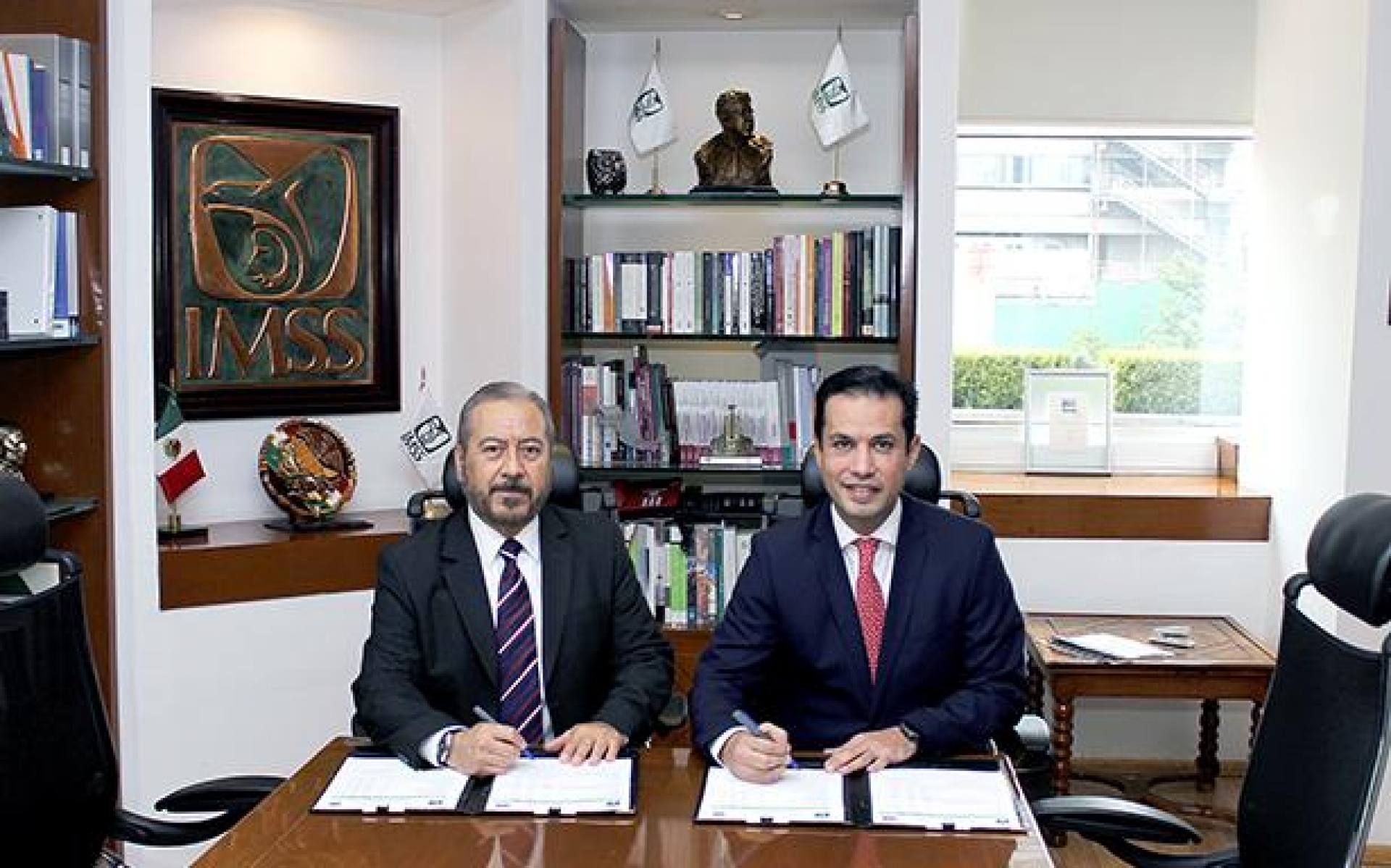 Firman IMSS y SNTSS acuerdo de incremento salarial