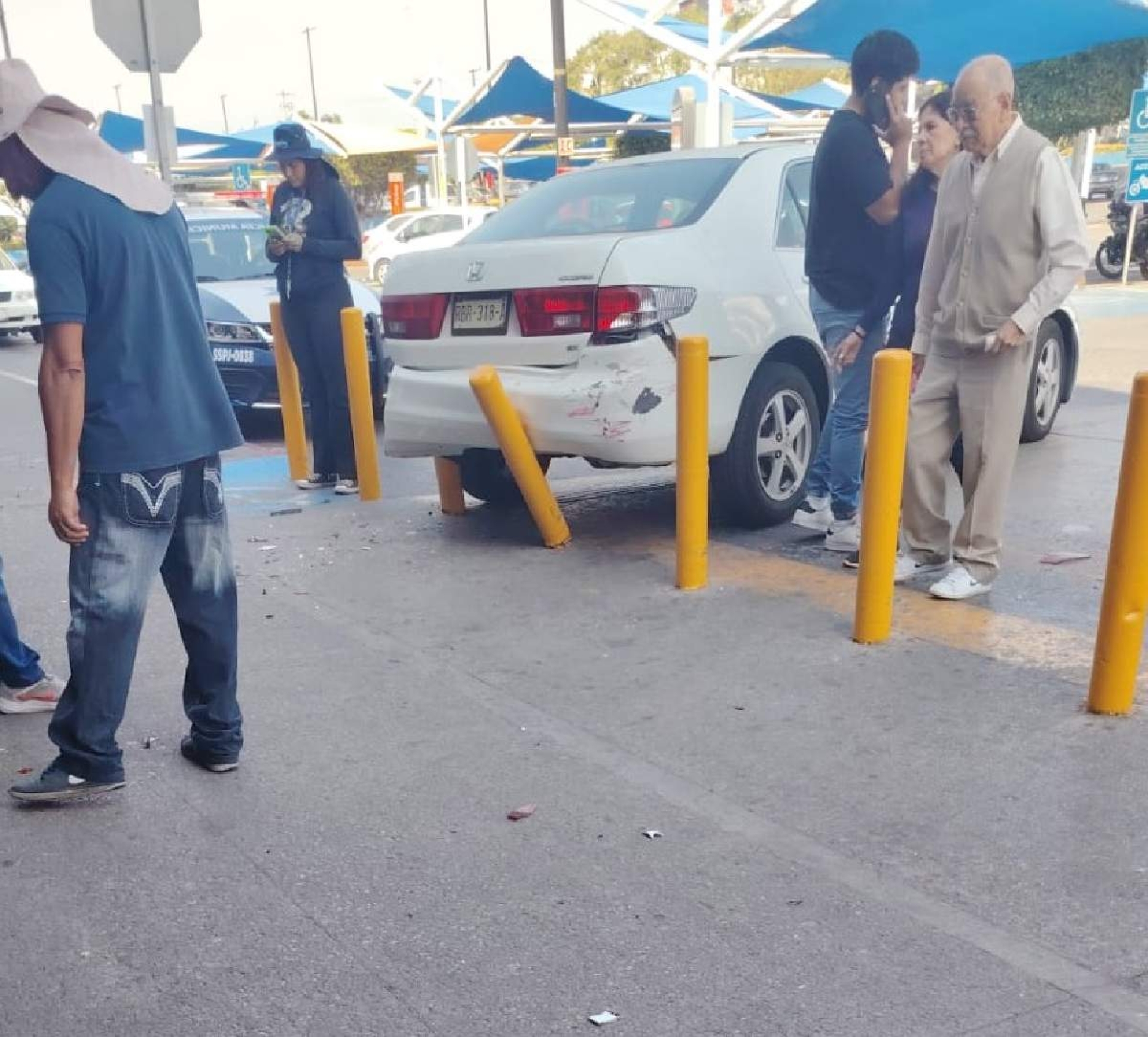 Chocó en el estacionamiento de un supermercado