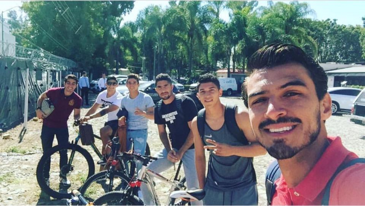 Jugadores de Chivas protestan por ‘gasolinazo’; llegan en bici