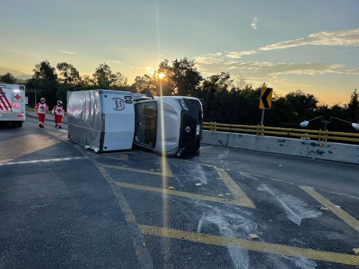 Vuelca una camioneta en el distribuidor Zapata