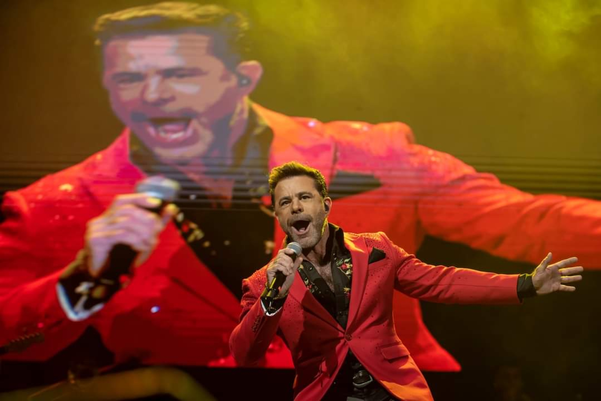 Eduardo Capetillo da concierto con poco aforo en el Teatro Metropolitan