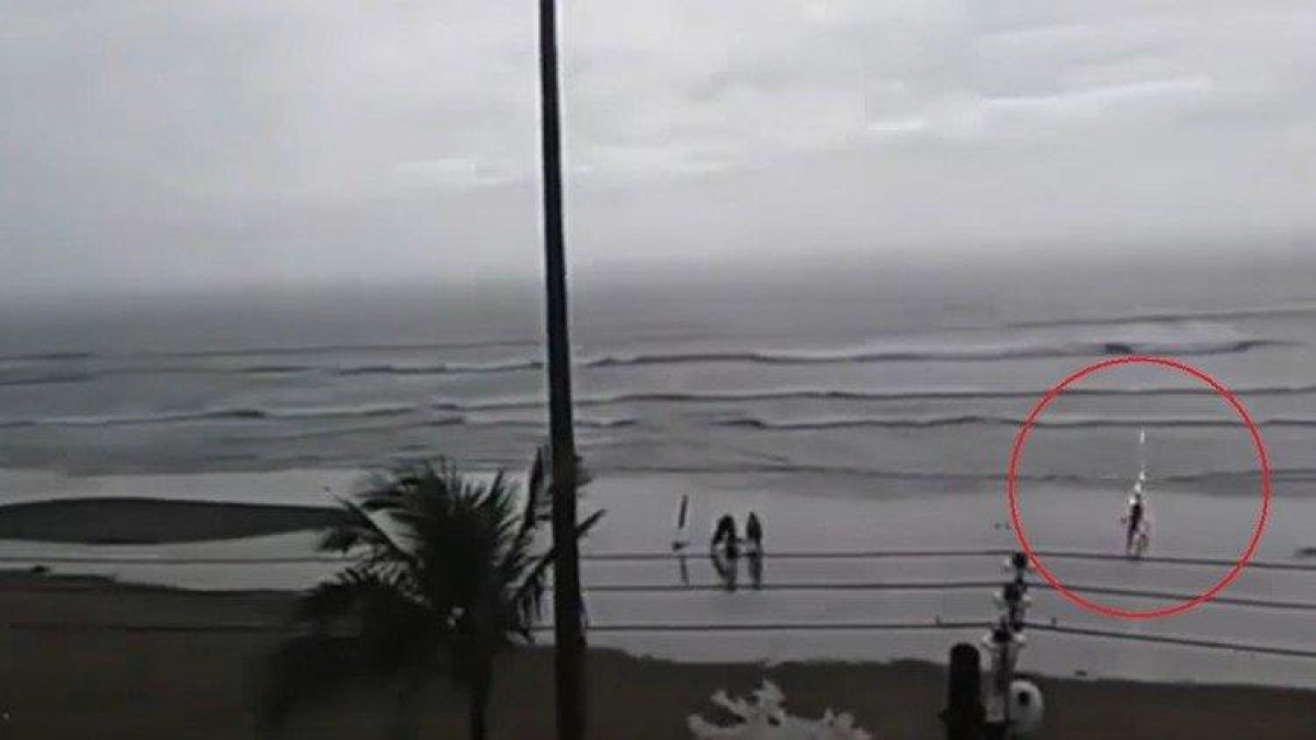 Momento exacto en el que una joven es golpeada por un rayo en Brasil