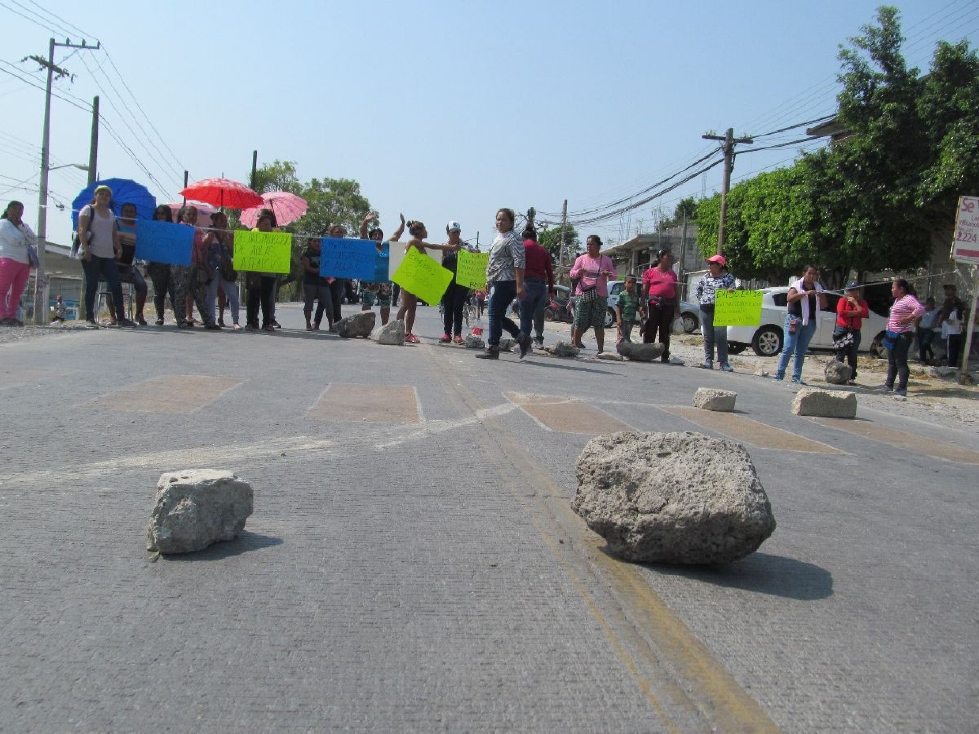 Toman escuela y carretera en Tlaquiltenango y obtienen promesa de reconstrucción