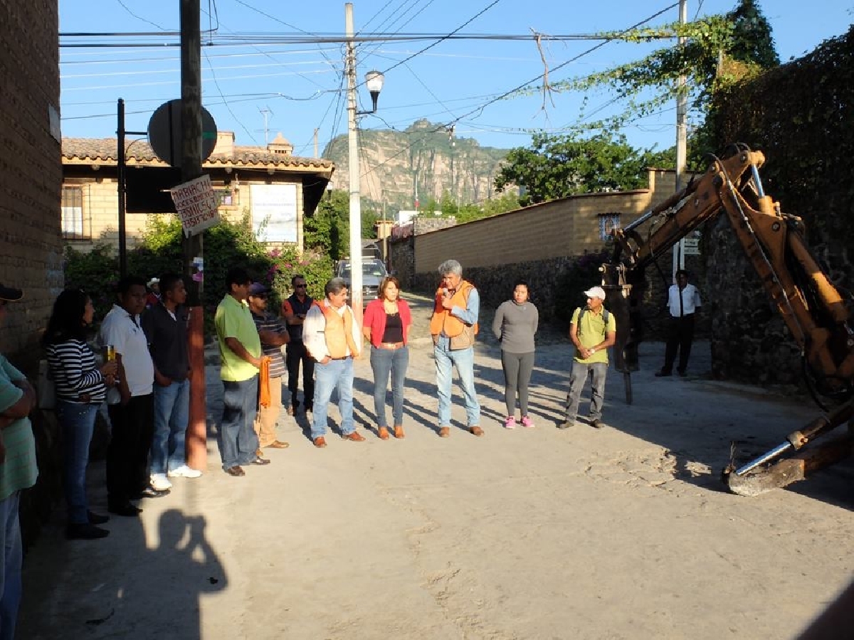Se iniciaron trabajos de pavimentación en la calle Independencia en el barrio del Rosario en Tlayacapan