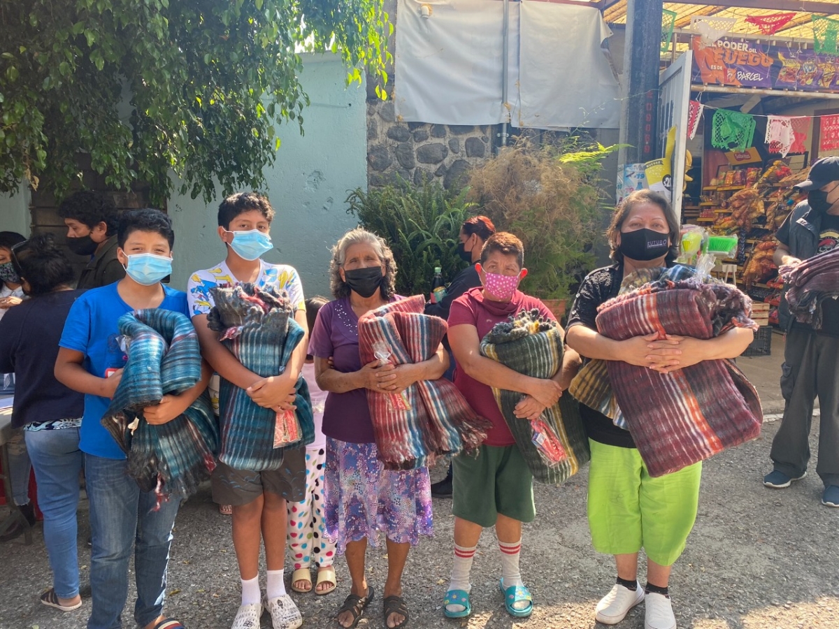 DIF Cuernavaca entregó cobijas en Villa Santiago